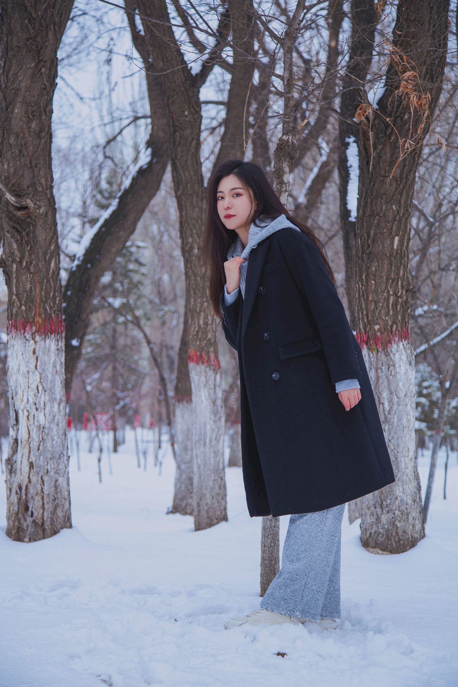 长发美女天寒地冻踏雪无痕雪景主题写真