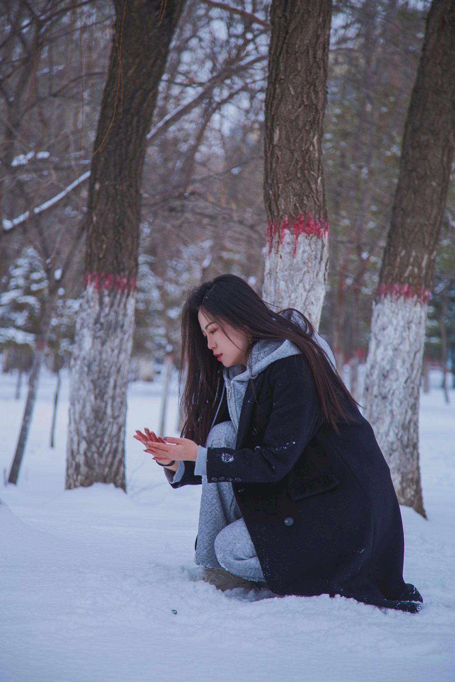 长发美女天寒地冻踏雪无痕雪景主题写真