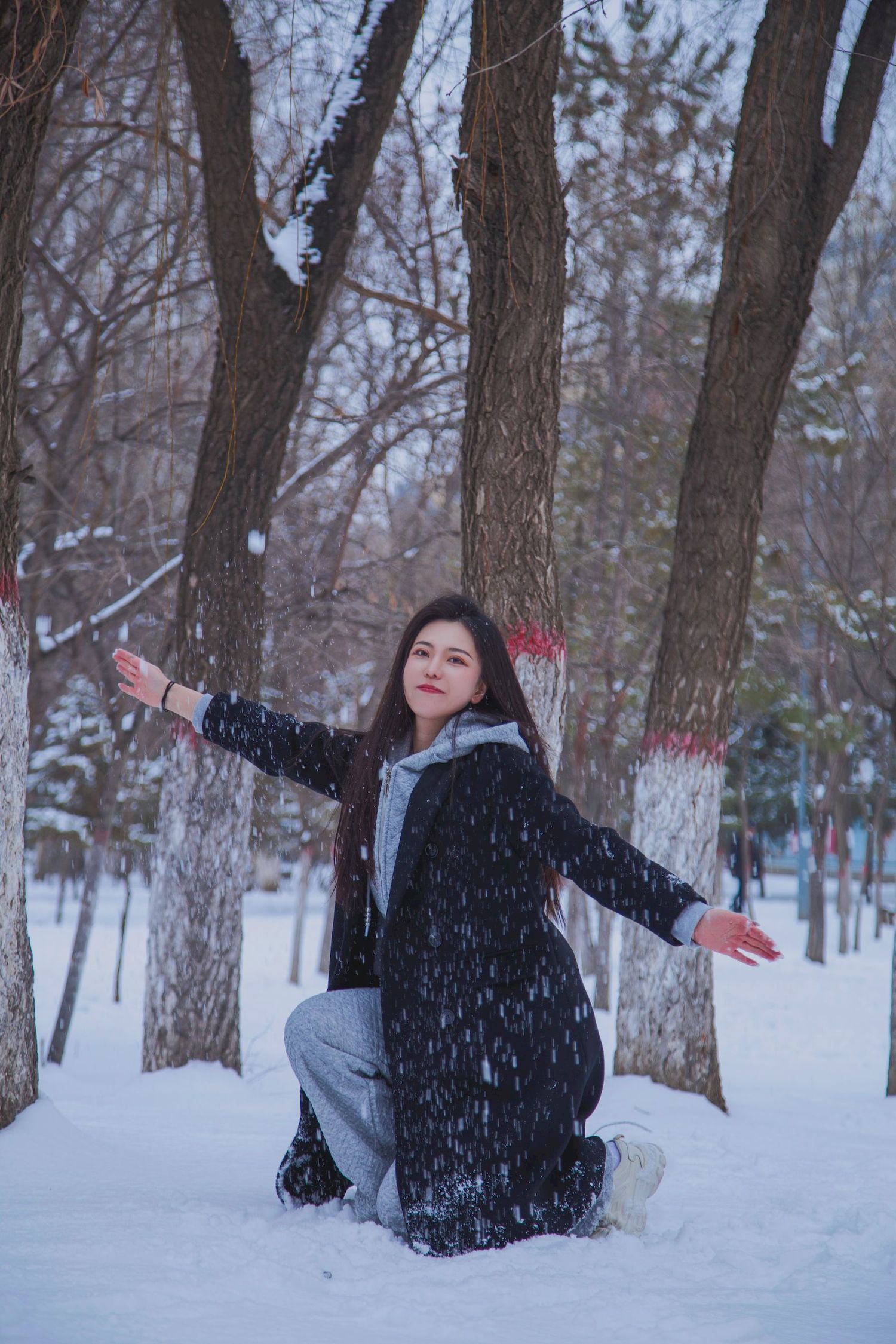 长发美女天寒地冻踏雪无痕雪景主题写真