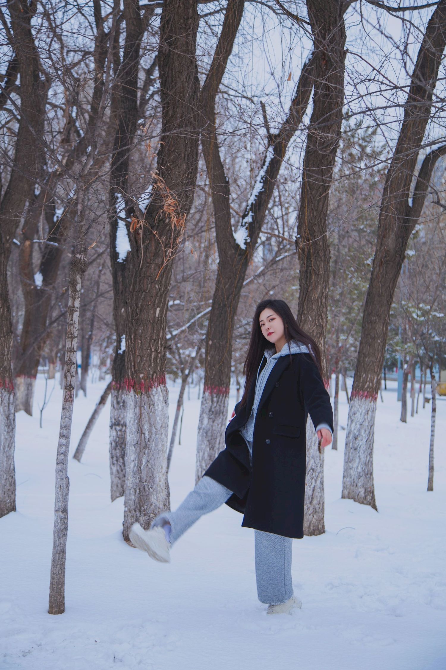 长发美女天寒地冻踏雪无痕雪景主题写真