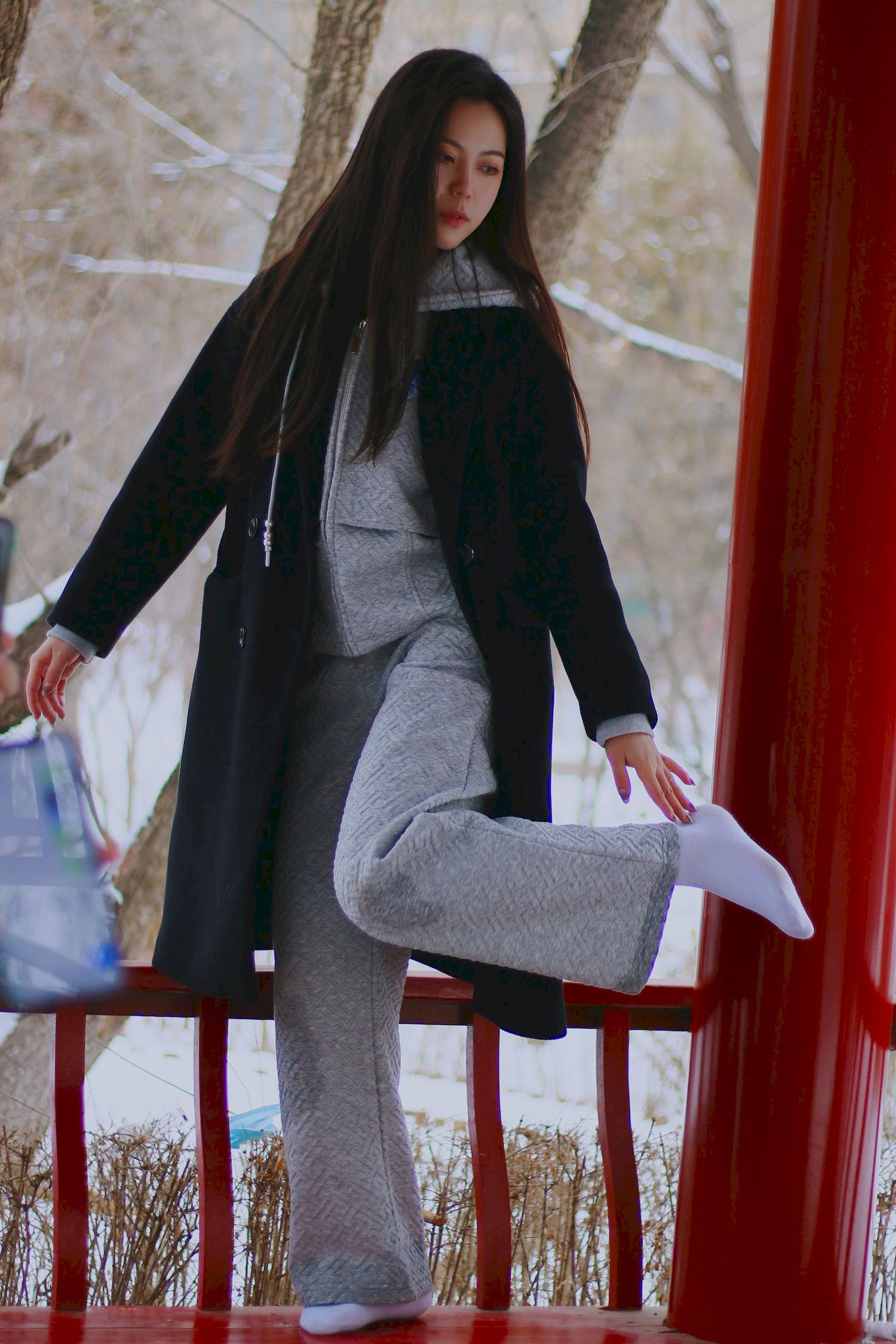 长发美女天寒地冻踏雪无痕雪景主题写真