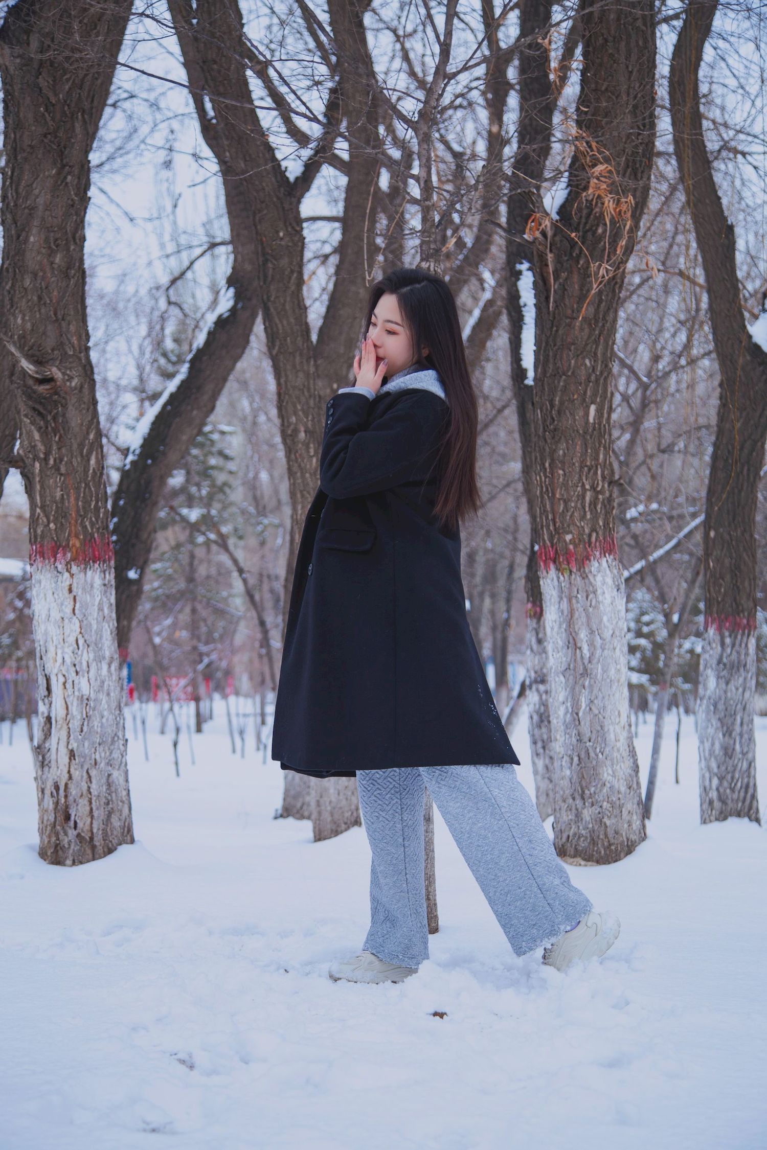 长发美女天寒地冻踏雪无痕雪景主题写真