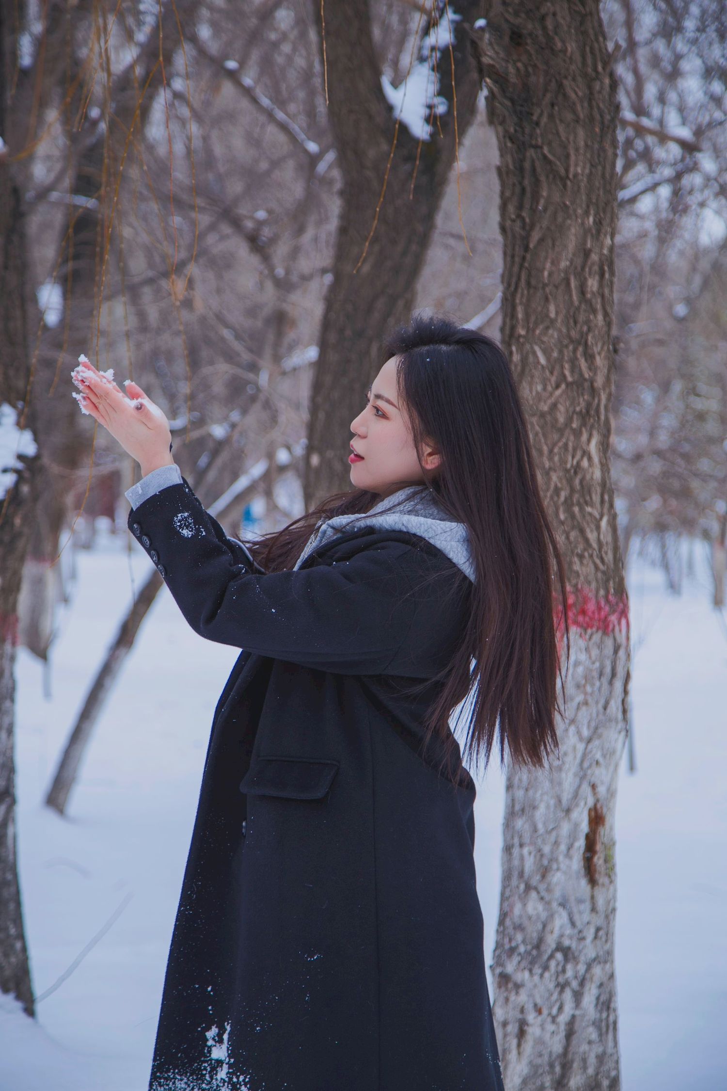 长发美女天寒地冻踏雪无痕雪景主题写真