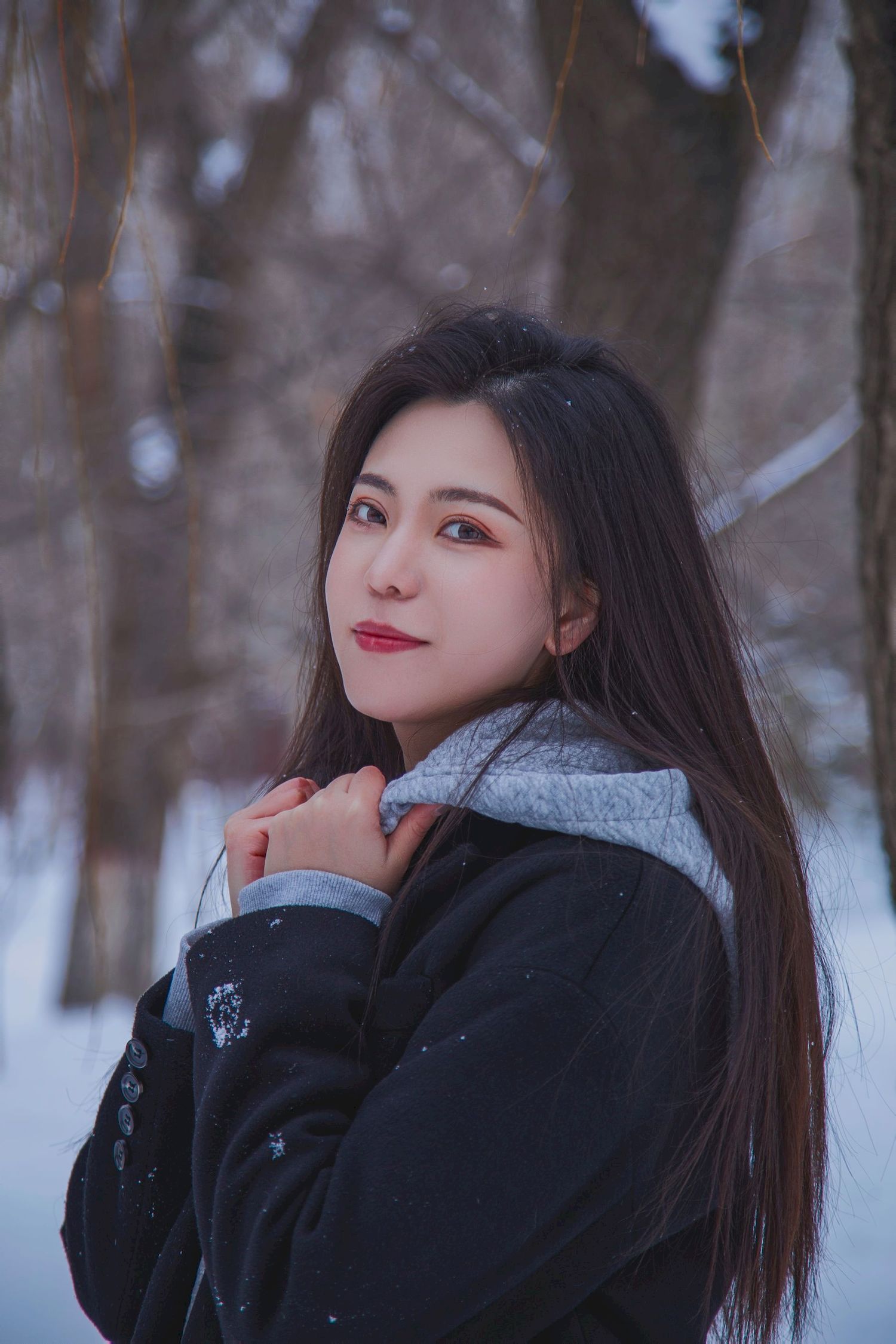 长发美女天寒地冻踏雪无痕雪景主题写真