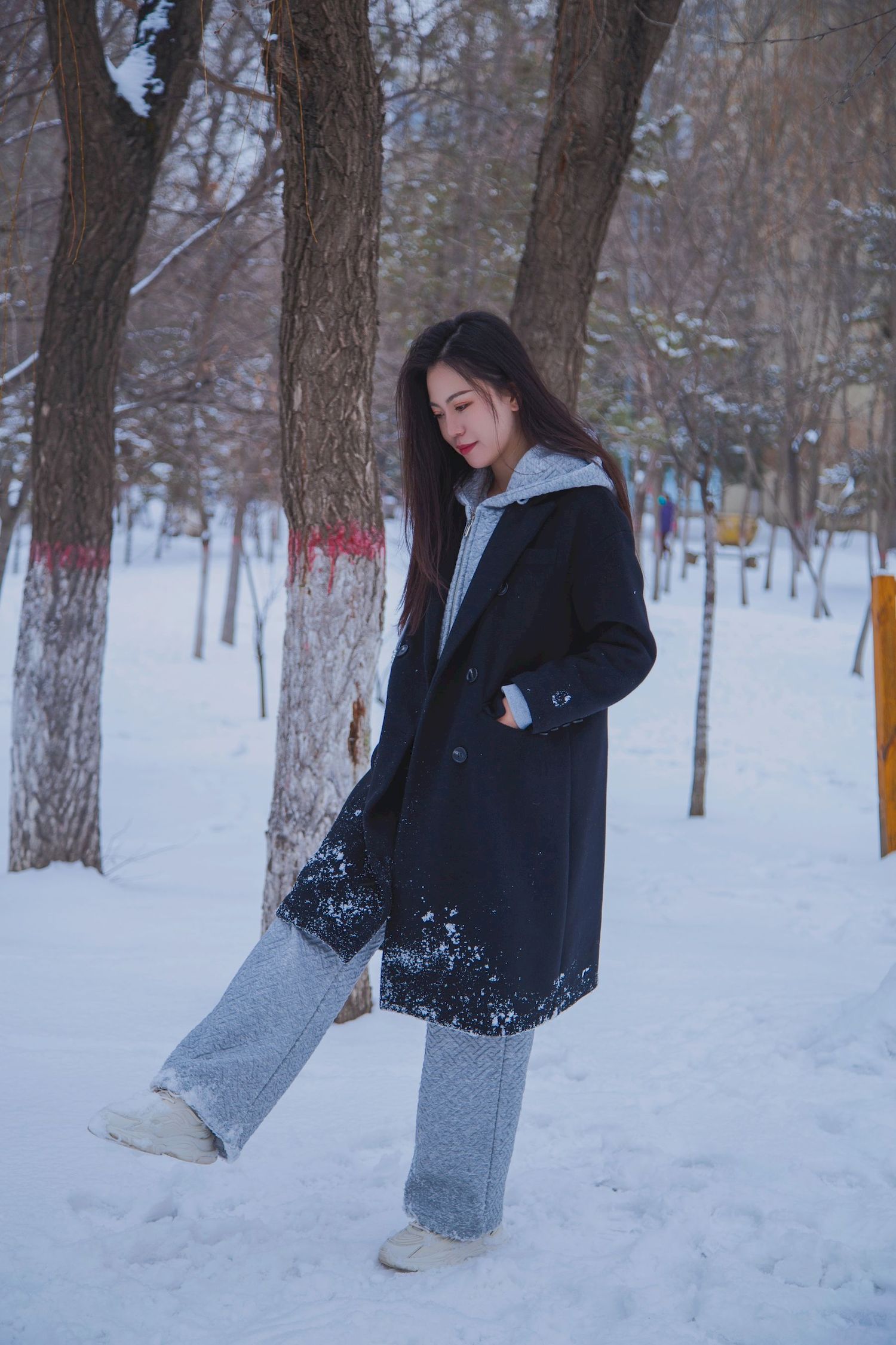 长发美女天寒地冻踏雪无痕雪景主题写真