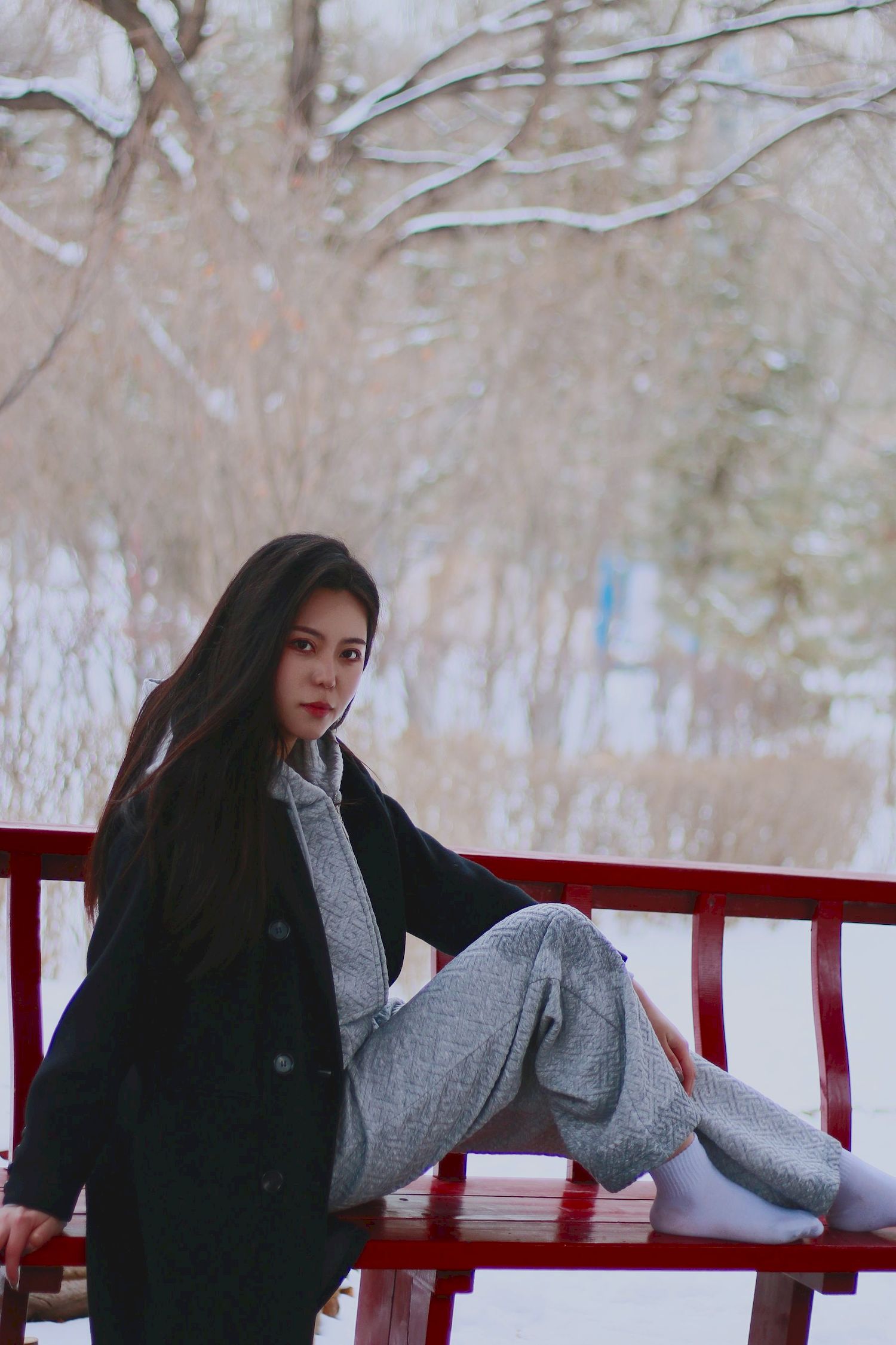 长发美女天寒地冻踏雪无痕雪景主题写真