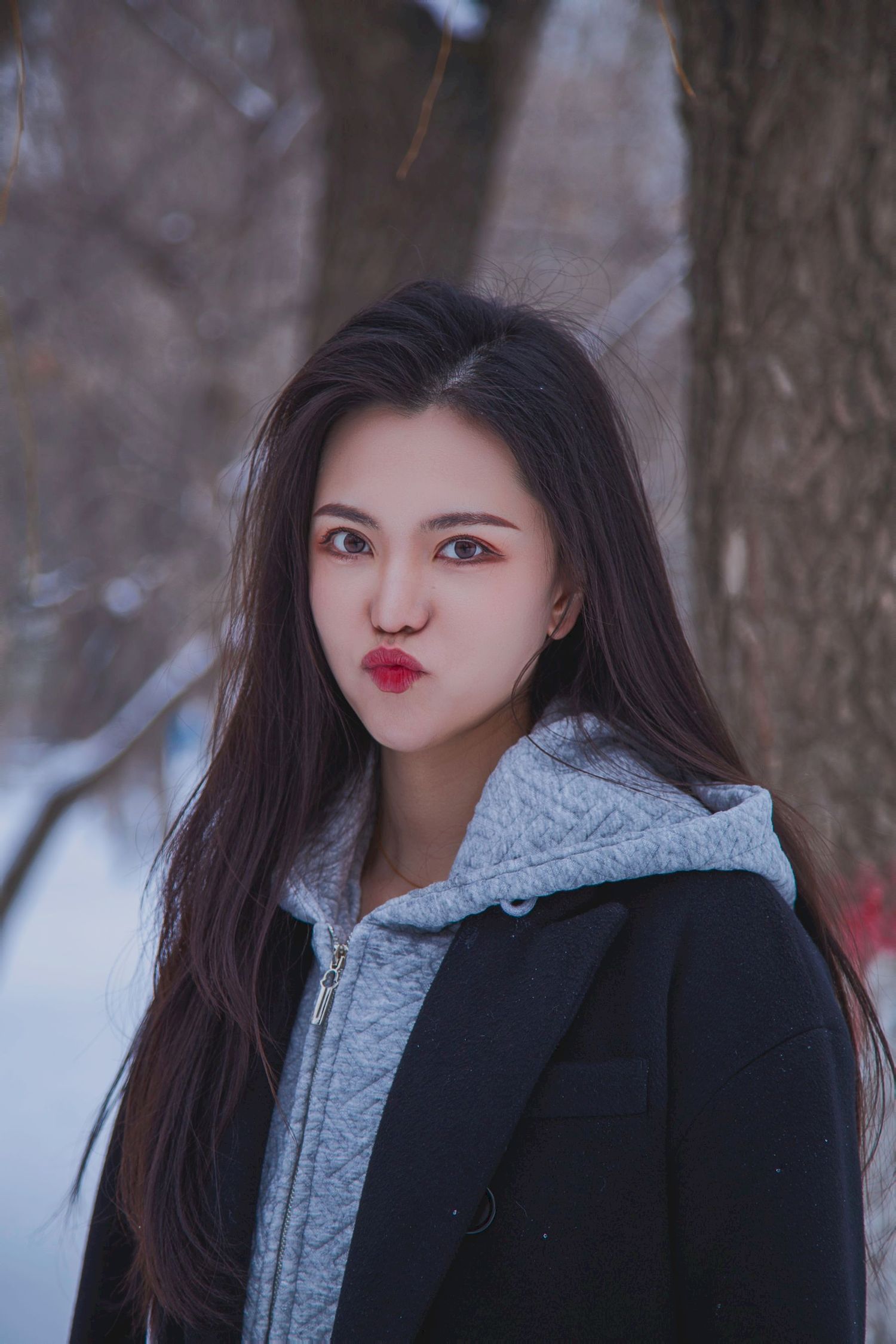 长发美女天寒地冻踏雪无痕雪景主题写真