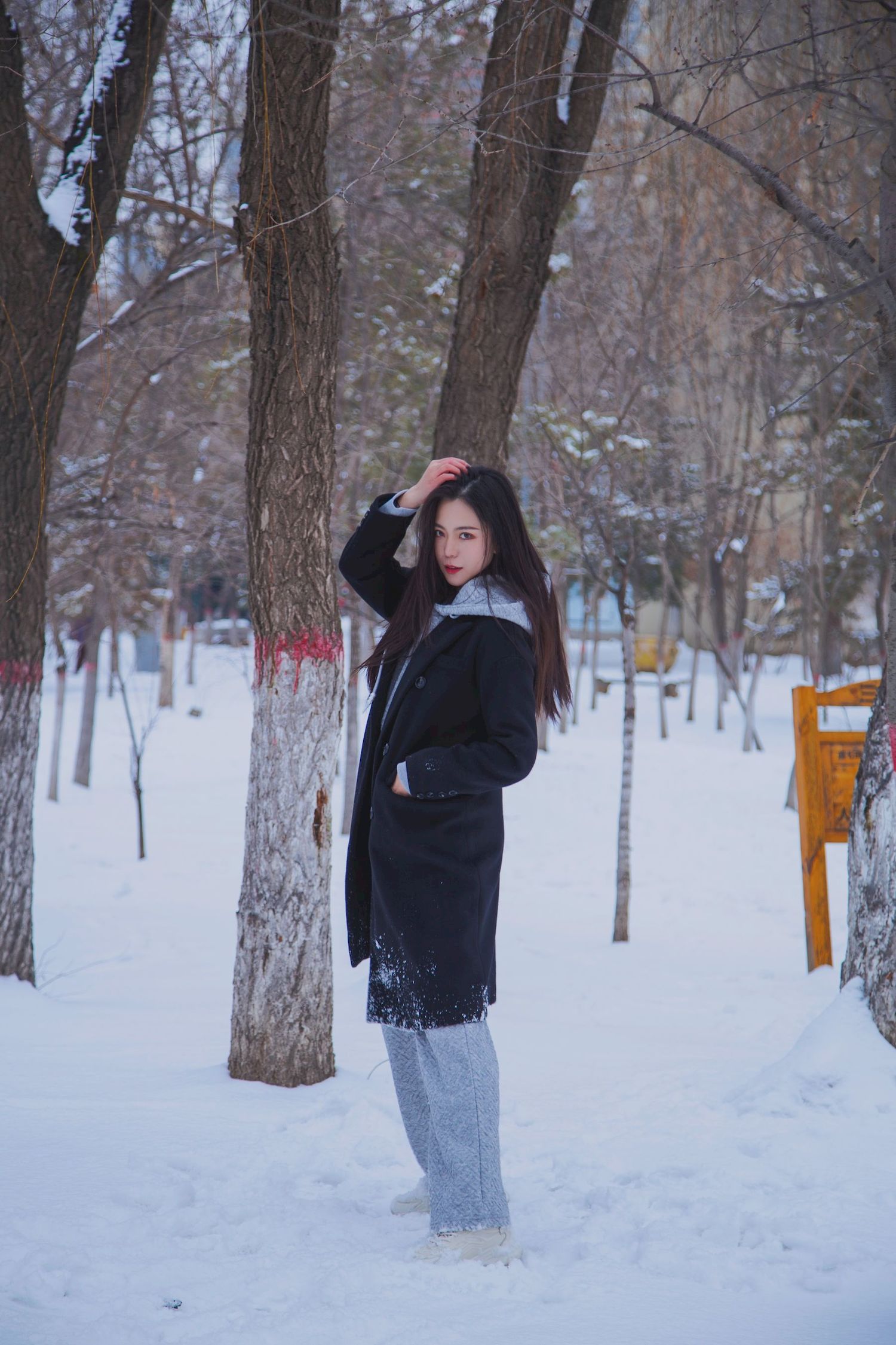 长发美女天寒地冻踏雪无痕雪景主题写真