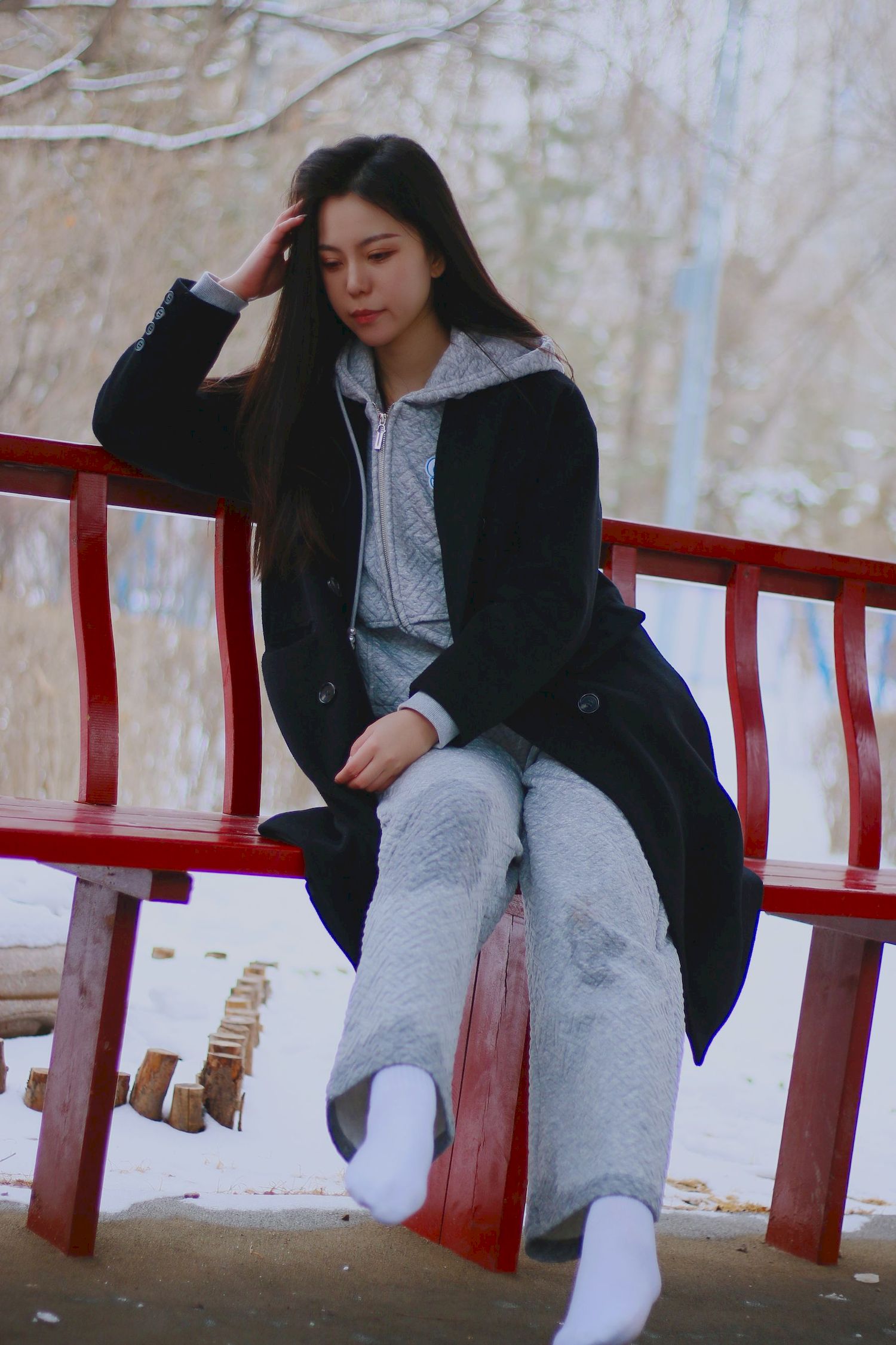 长发美女天寒地冻踏雪无痕雪景主题写真