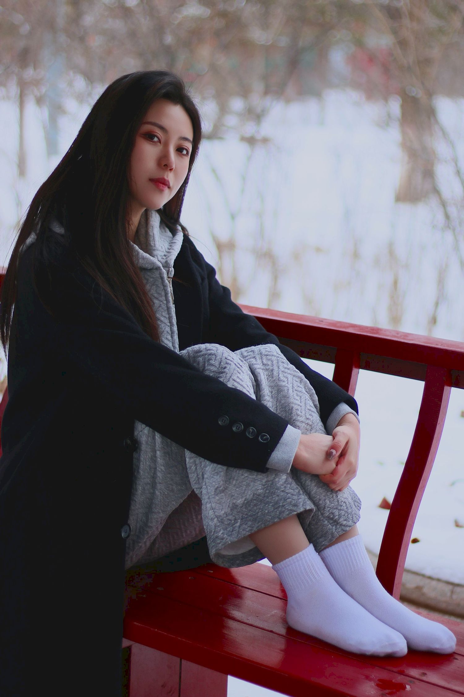 长发美女天寒地冻踏雪无痕雪景主题写真