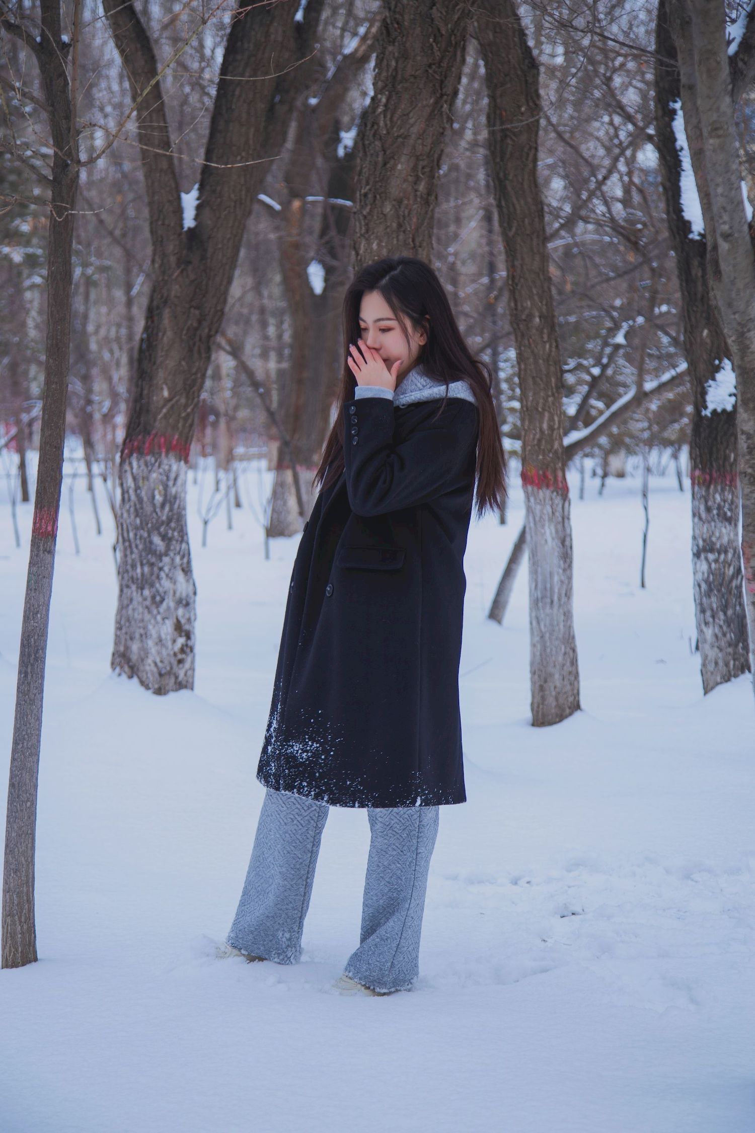 长发美女天寒地冻踏雪无痕雪景主题写真