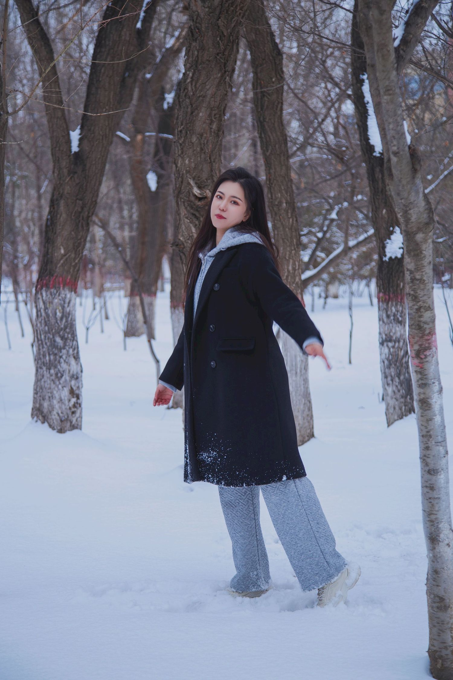 长发美女天寒地冻踏雪无痕雪景主题写真