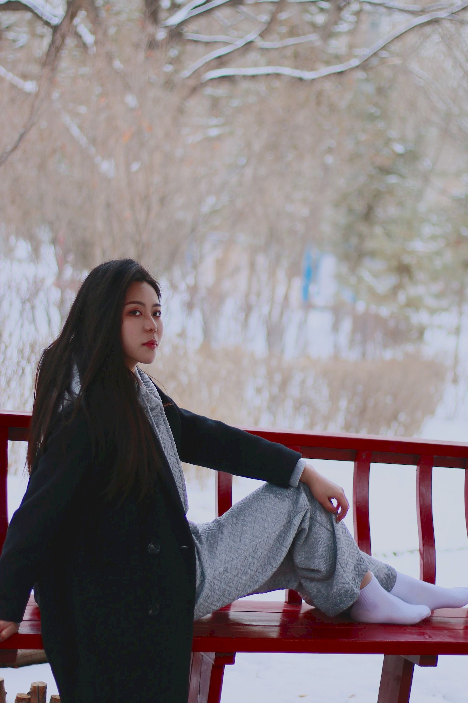 长发美女天寒地冻踏雪无痕雪景主题写真