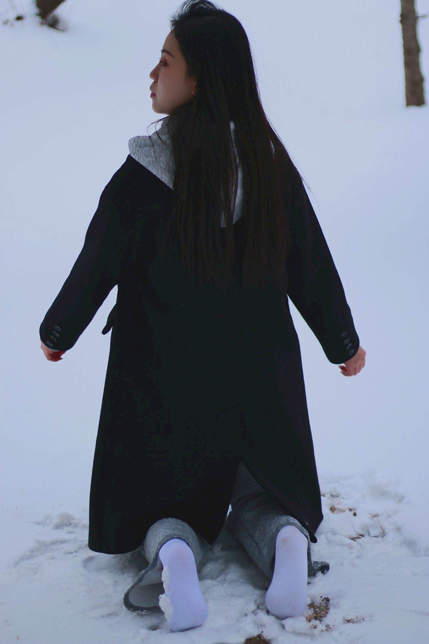 长发美女天寒地冻踏雪无痕雪景主题写真