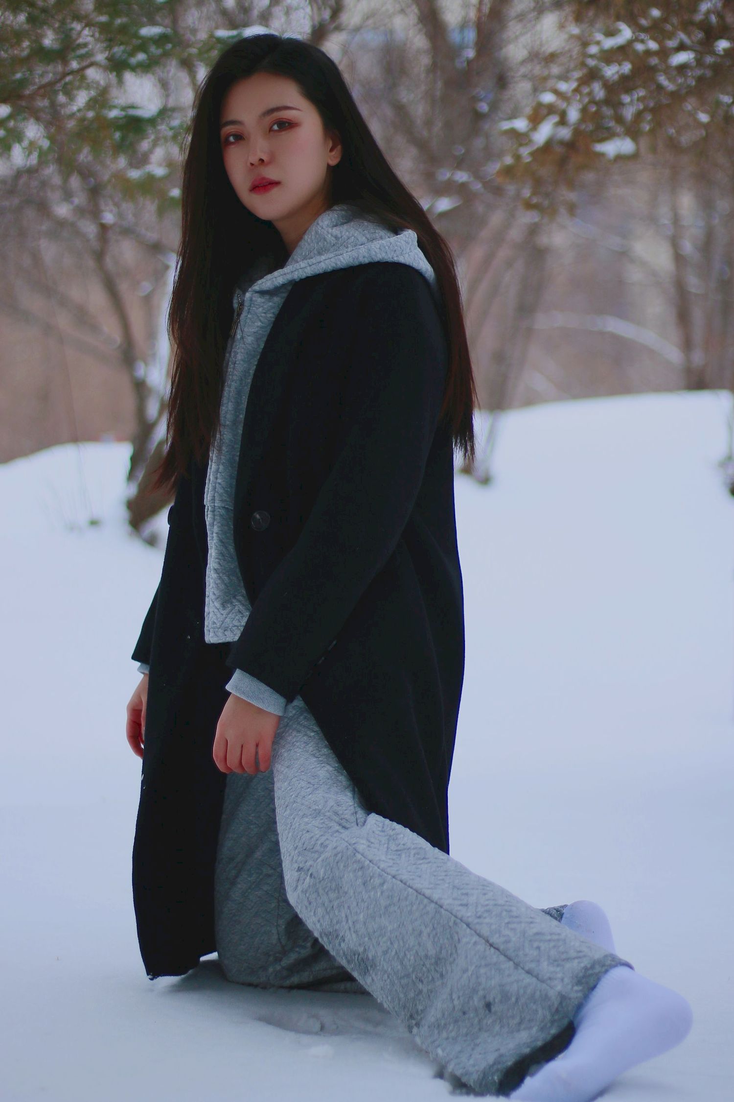 长发美女天寒地冻踏雪无痕雪景主题写真