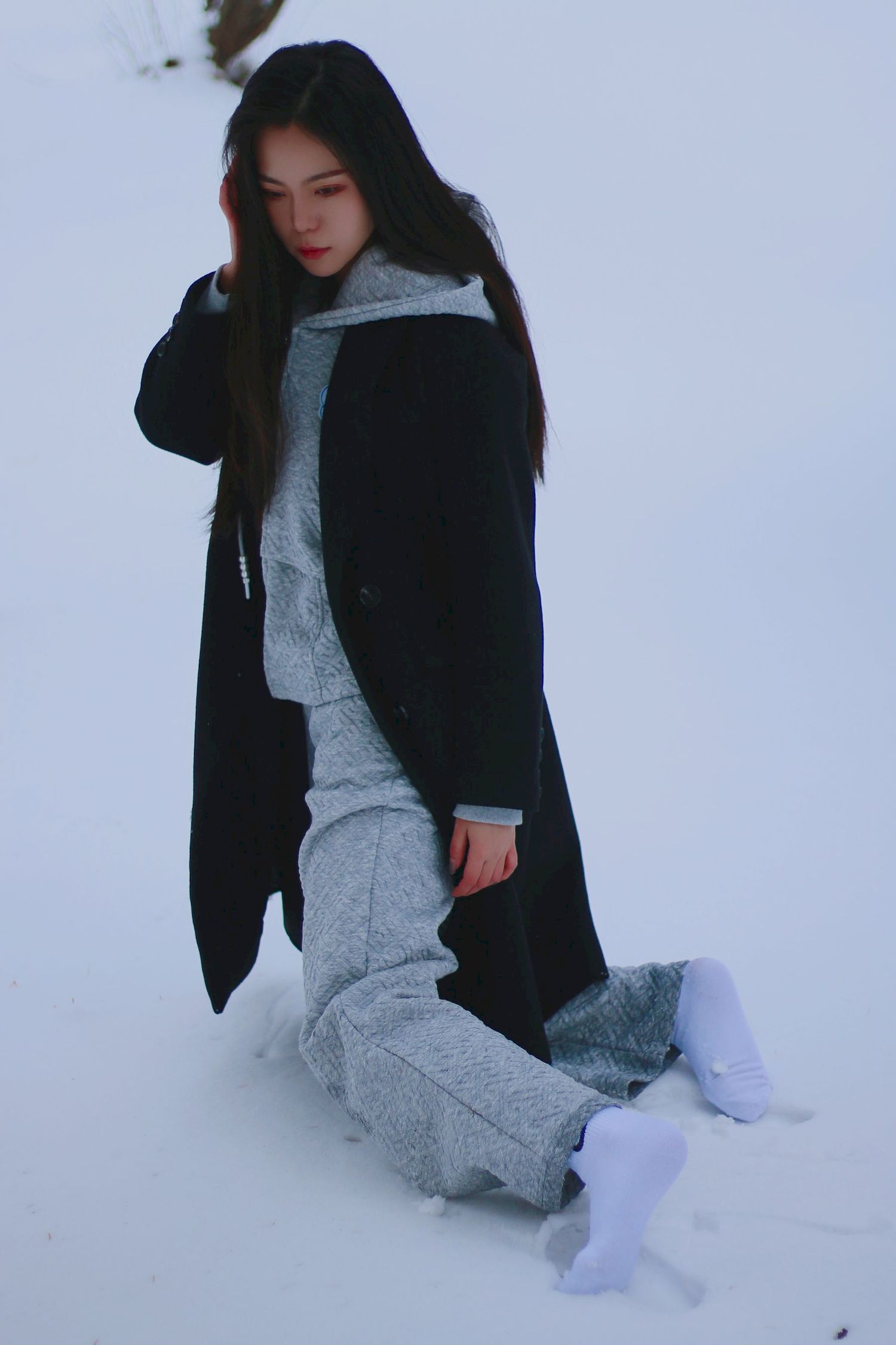 长发美女天寒地冻踏雪无痕雪景主题写真