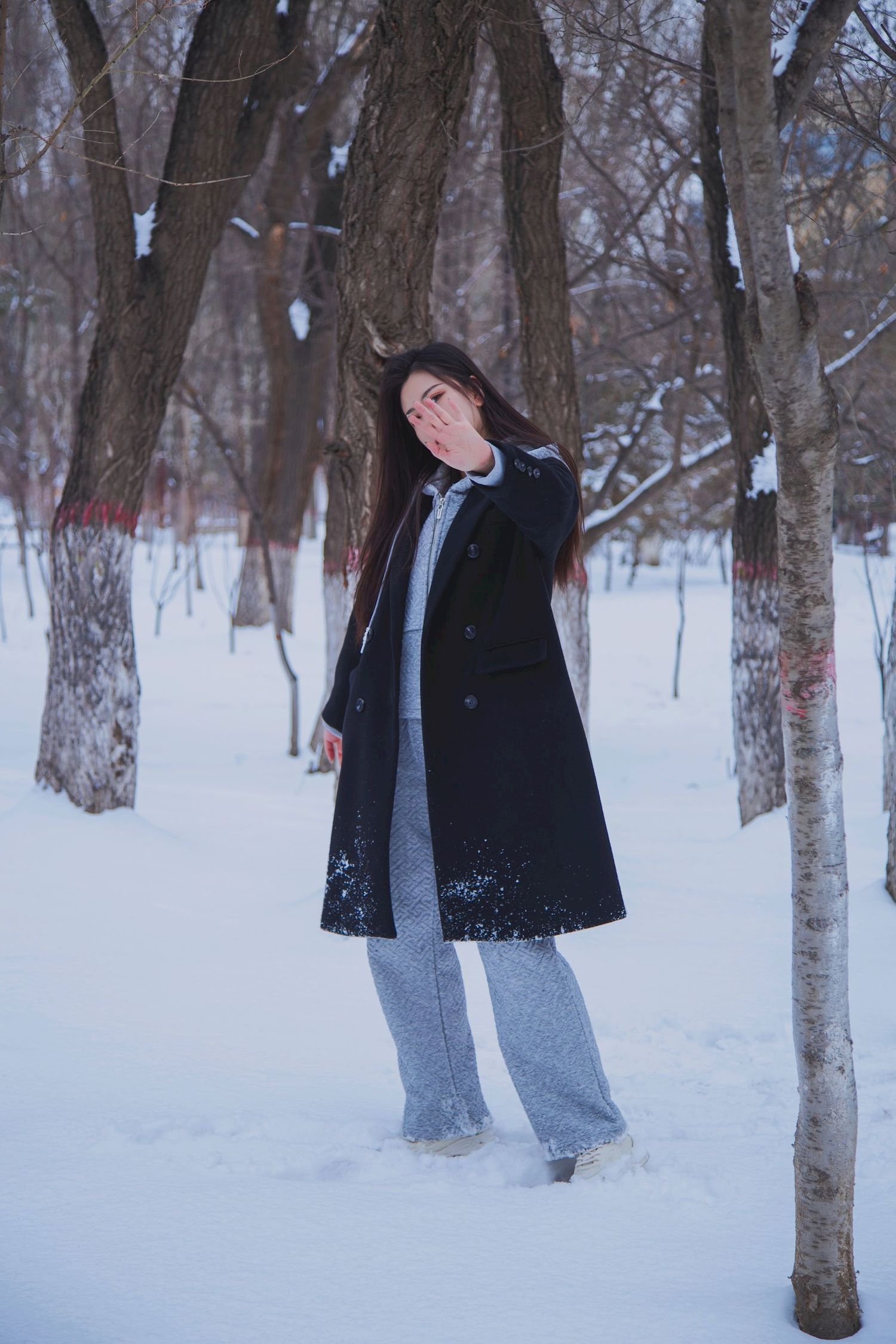 长发美女天寒地冻踏雪无痕雪景主题写真