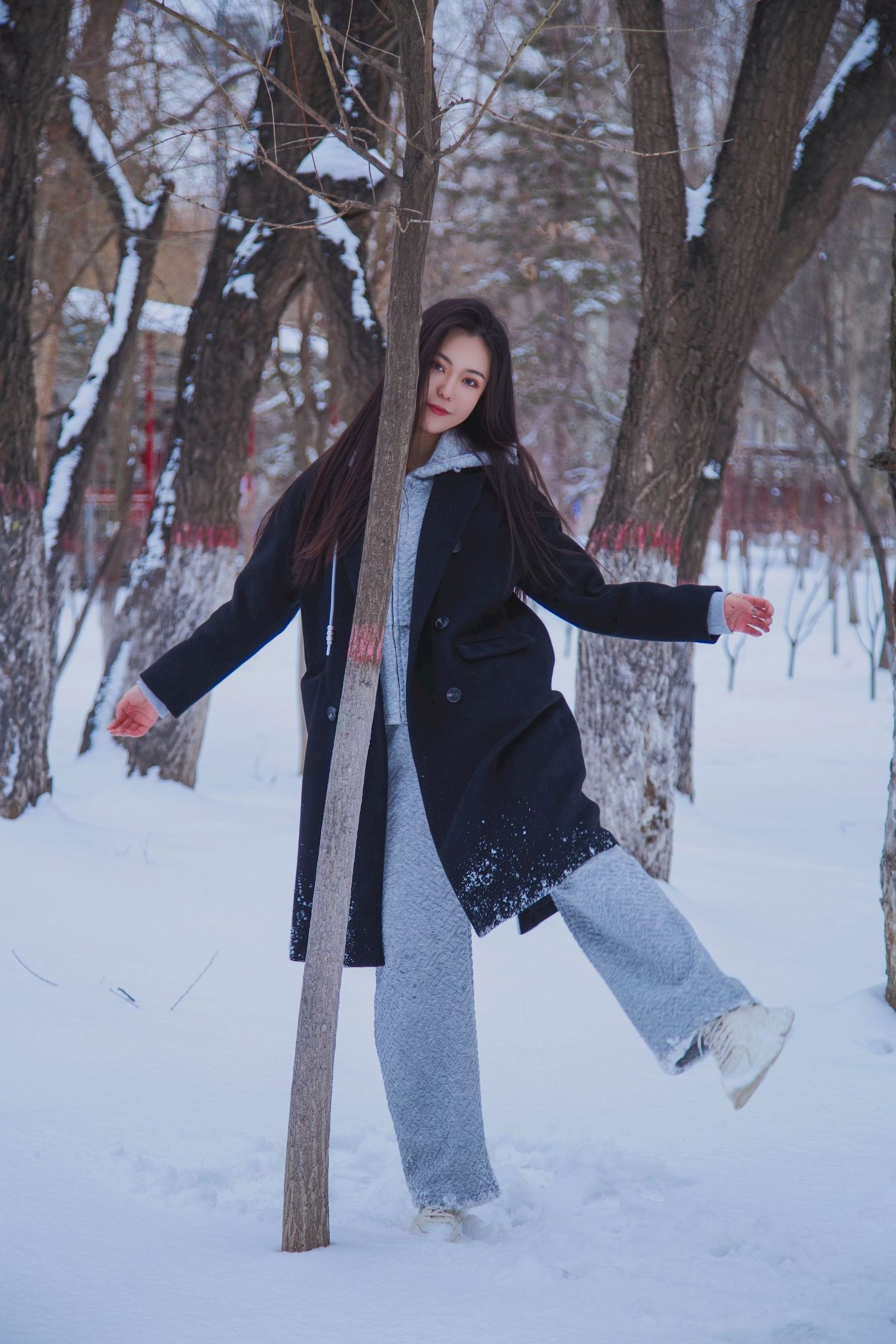 长发美女天寒地冻踏雪无痕雪景主题写真