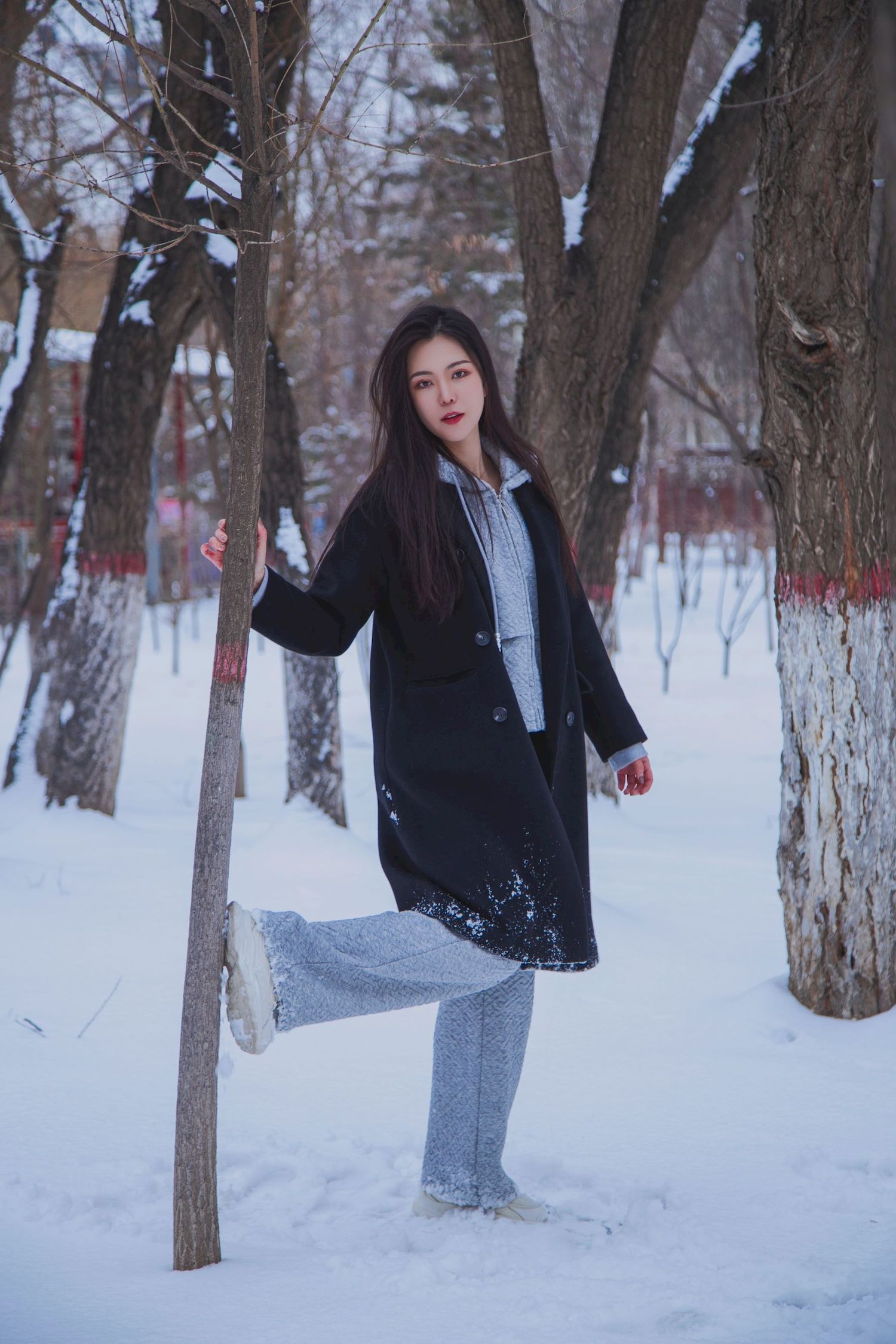 长发美女天寒地冻踏雪无痕雪景主题写真