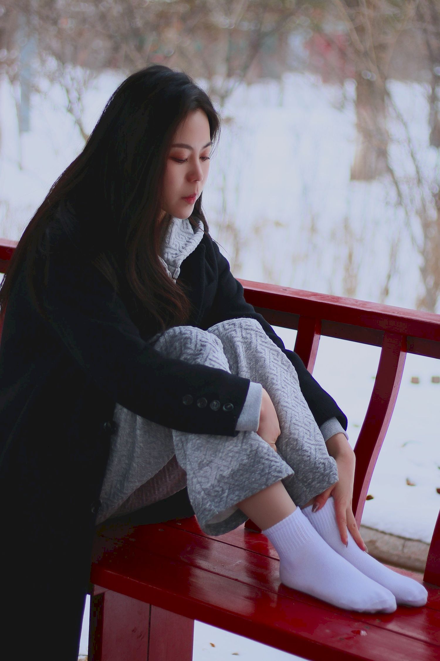 长发美女天寒地冻踏雪无痕雪景主题写真