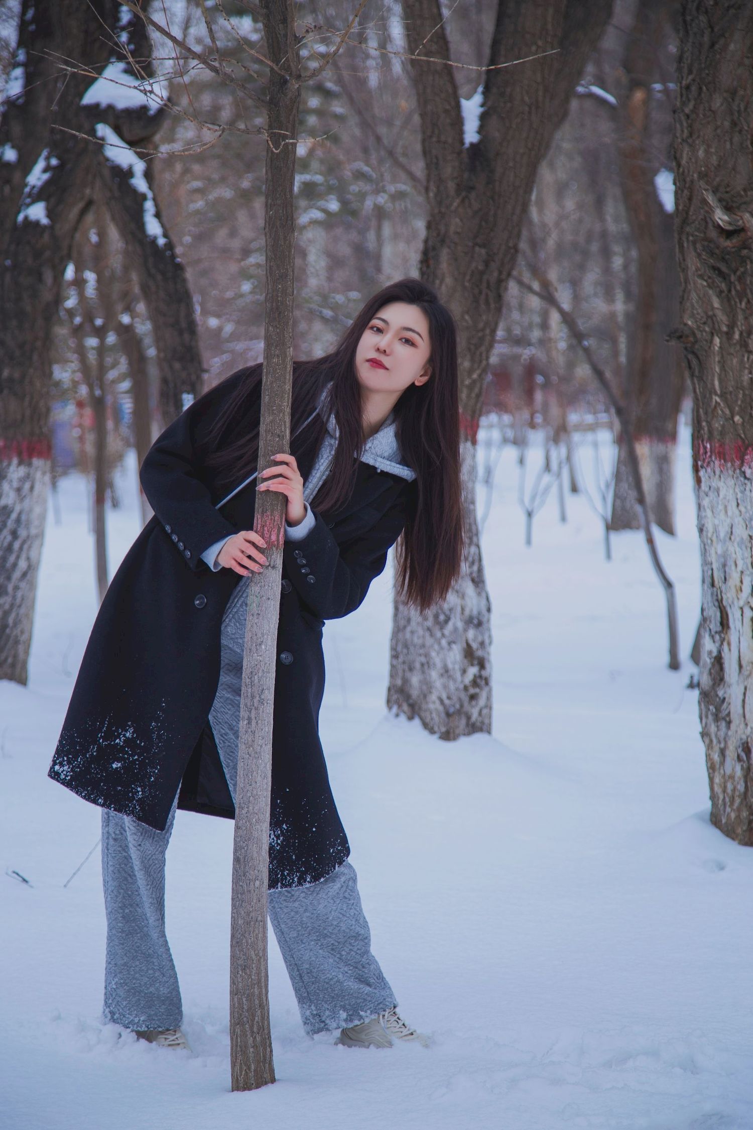 长发美女天寒地冻踏雪无痕雪景主题写真