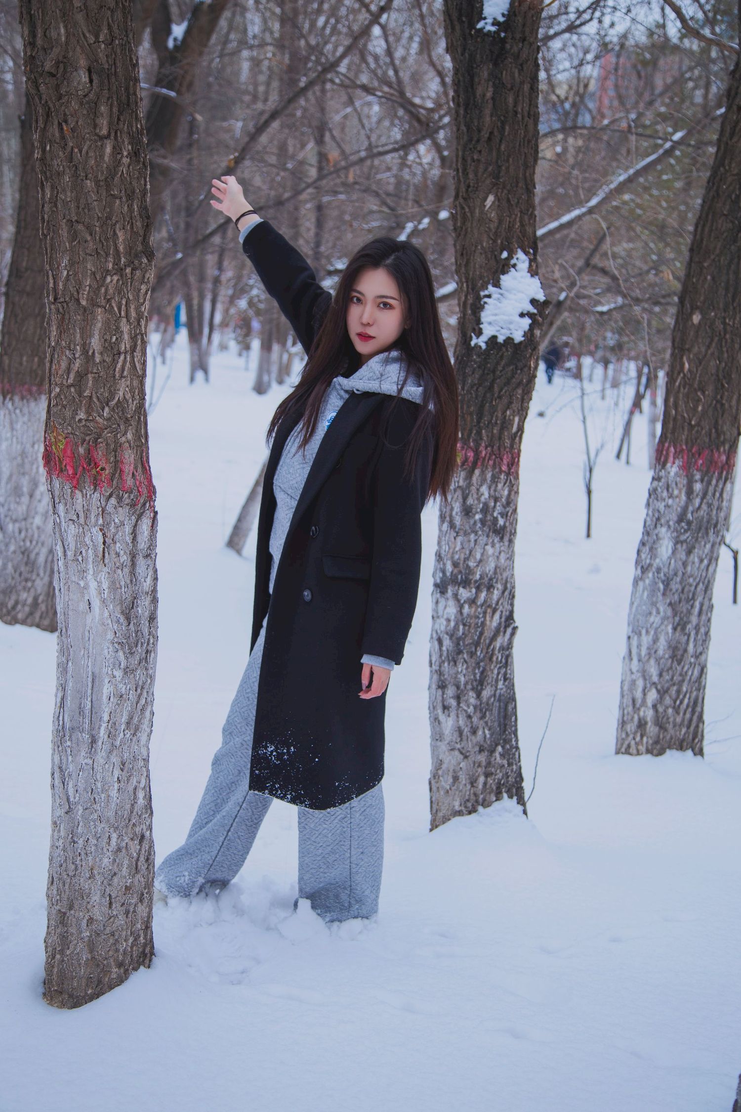 长发美女天寒地冻踏雪无痕雪景主题写真