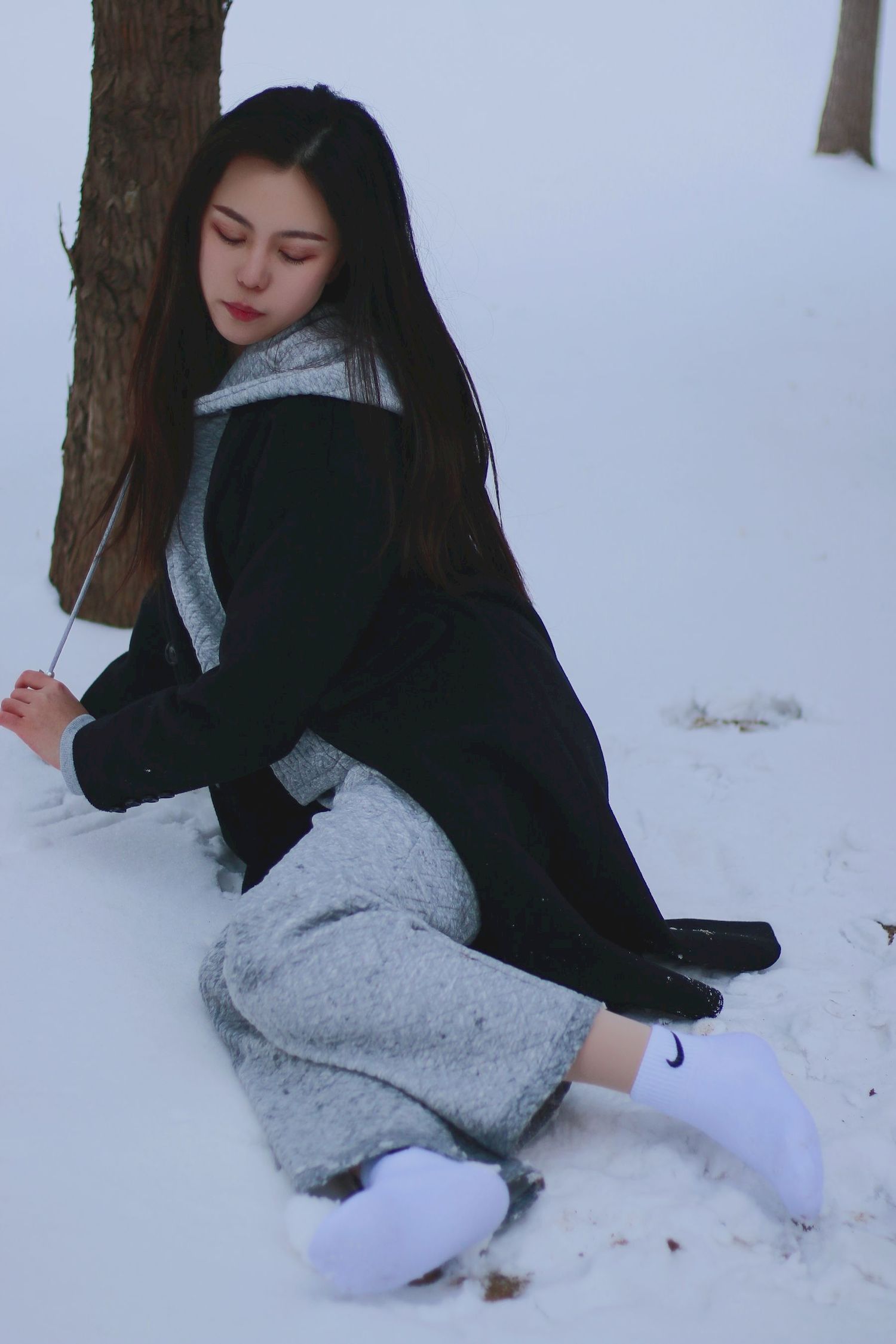 长发美女天寒地冻踏雪无痕雪景主题写真