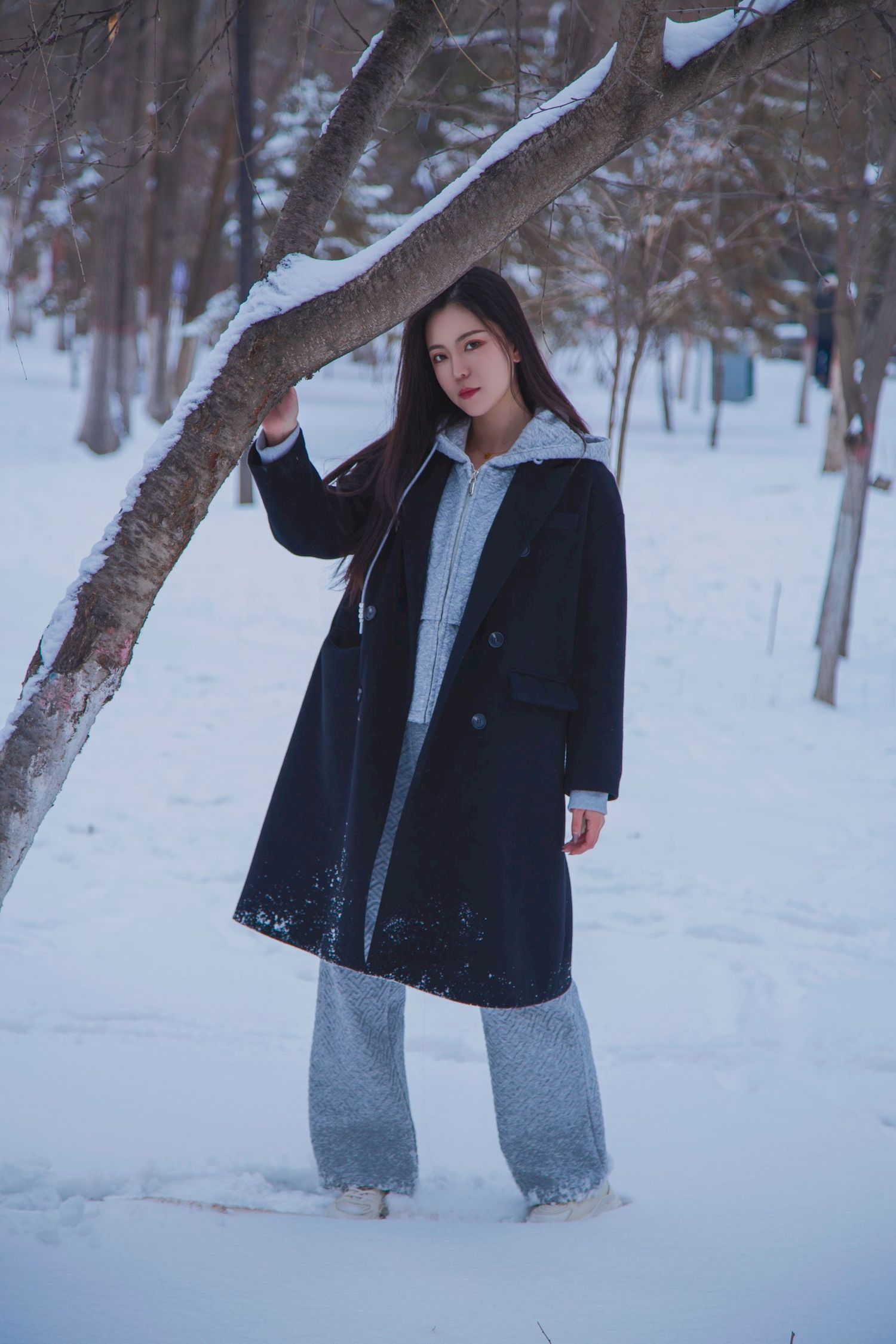 长发美女天寒地冻踏雪无痕雪景主题写真