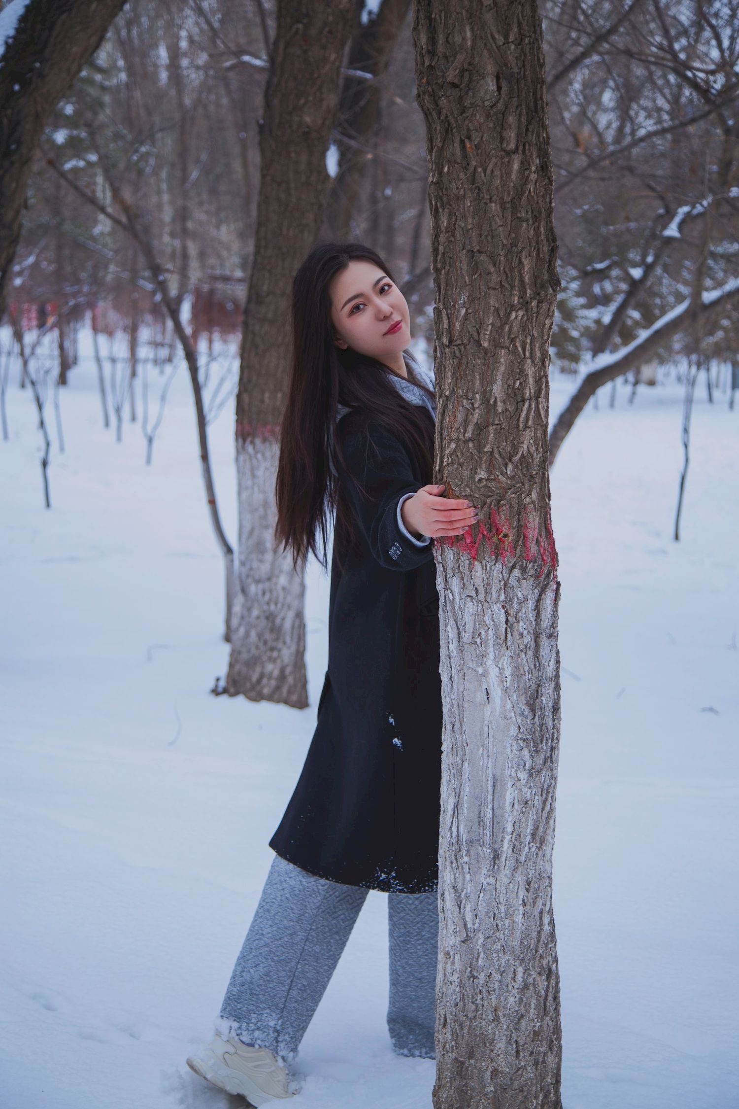 长发美女天寒地冻踏雪无痕雪景主题写真