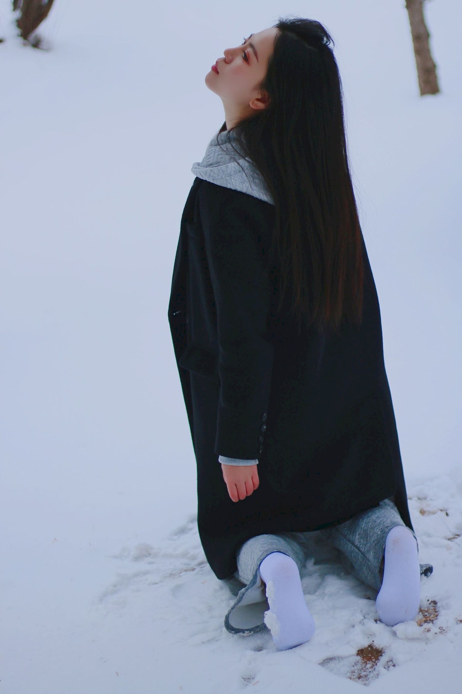 长发美女天寒地冻踏雪无痕雪景主题写真