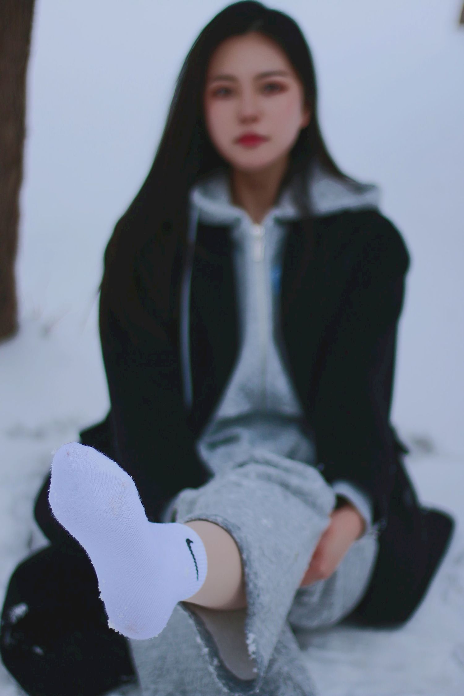 长发美女天寒地冻踏雪无痕雪景主题写真