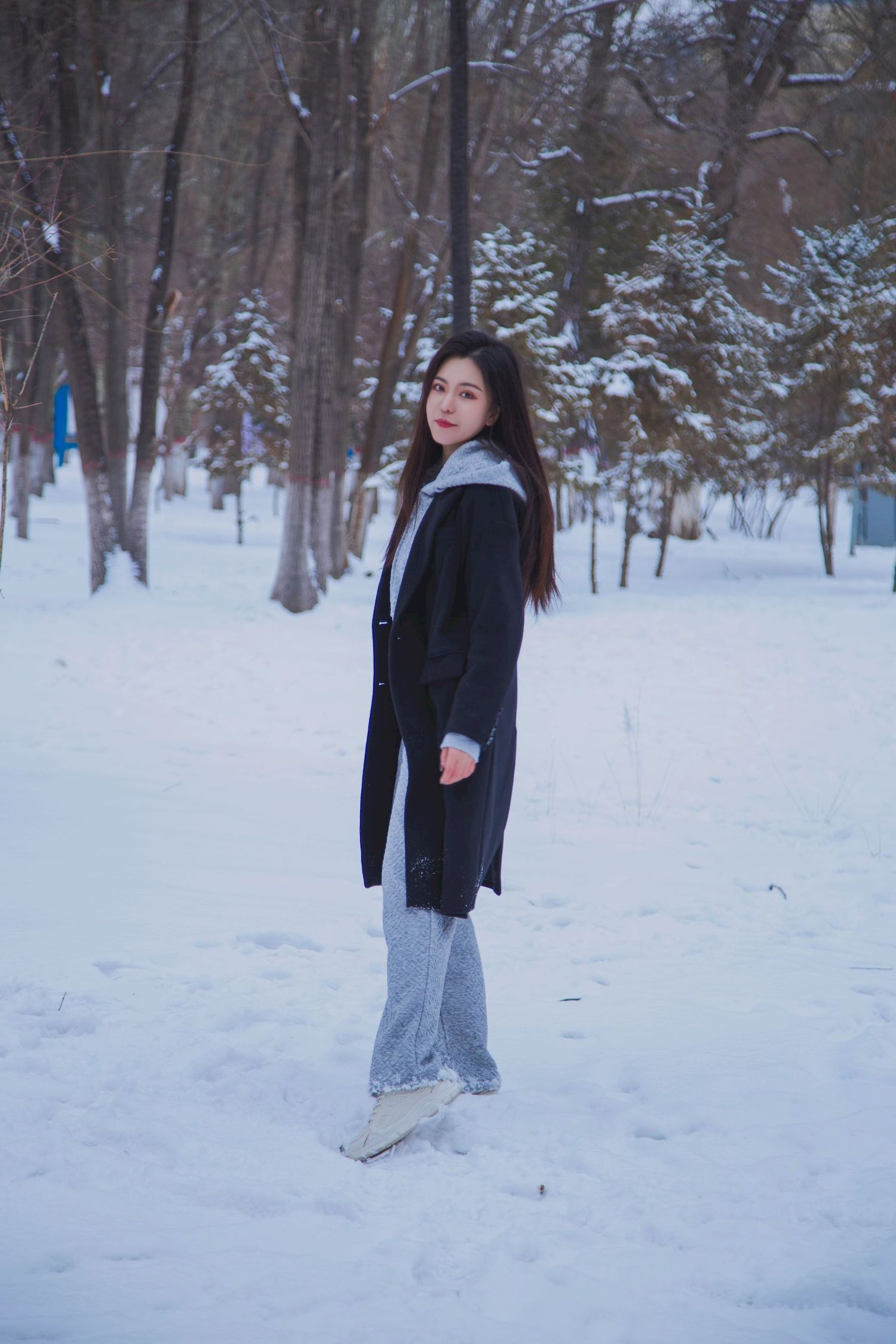 长发美女天寒地冻踏雪无痕雪景主题写真