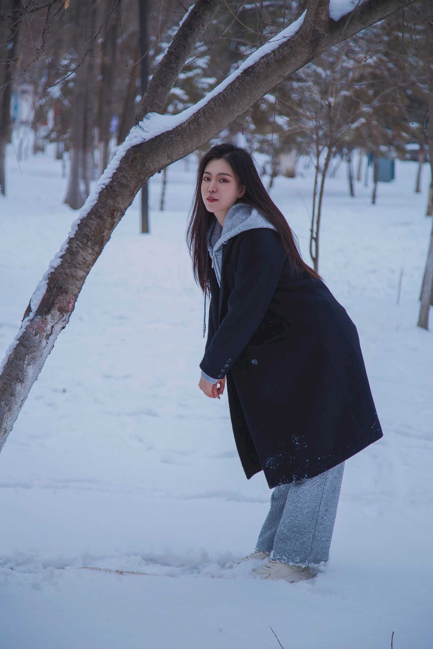 长发美女天寒地冻踏雪无痕雪景主题写真