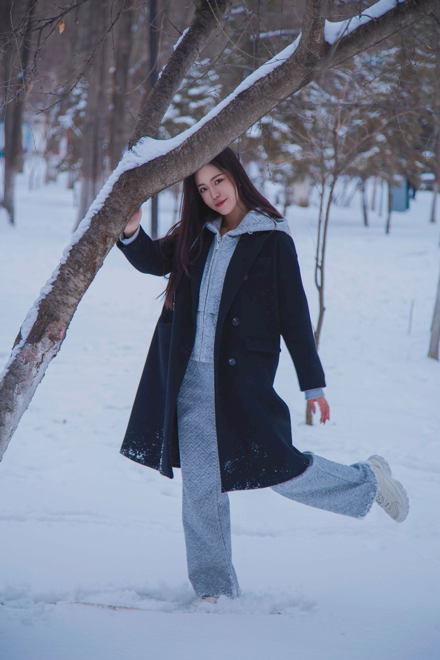 长发美女天寒地冻踏雪无痕雪景主题写真