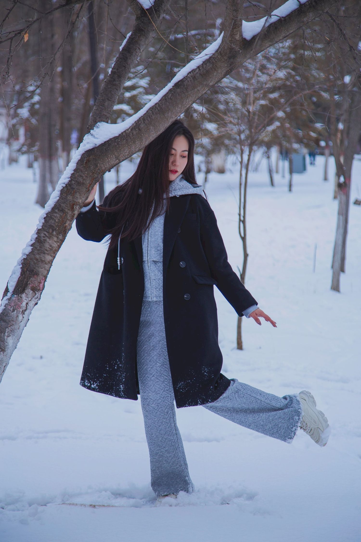 长发美女天寒地冻踏雪无痕雪景主题写真