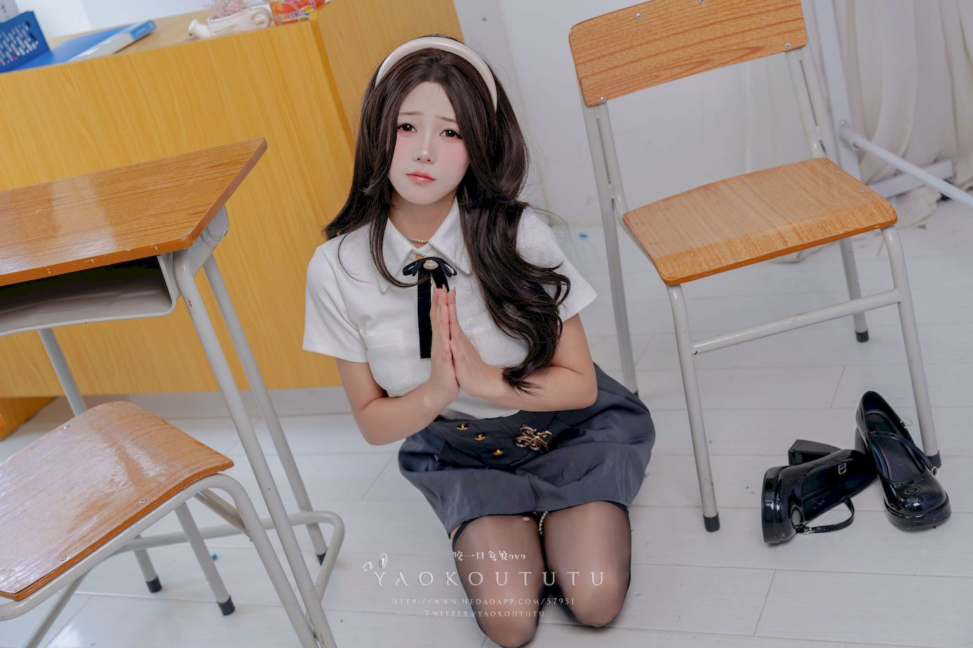 咬一口兔娘实习老师的欢迎仪式主题写真