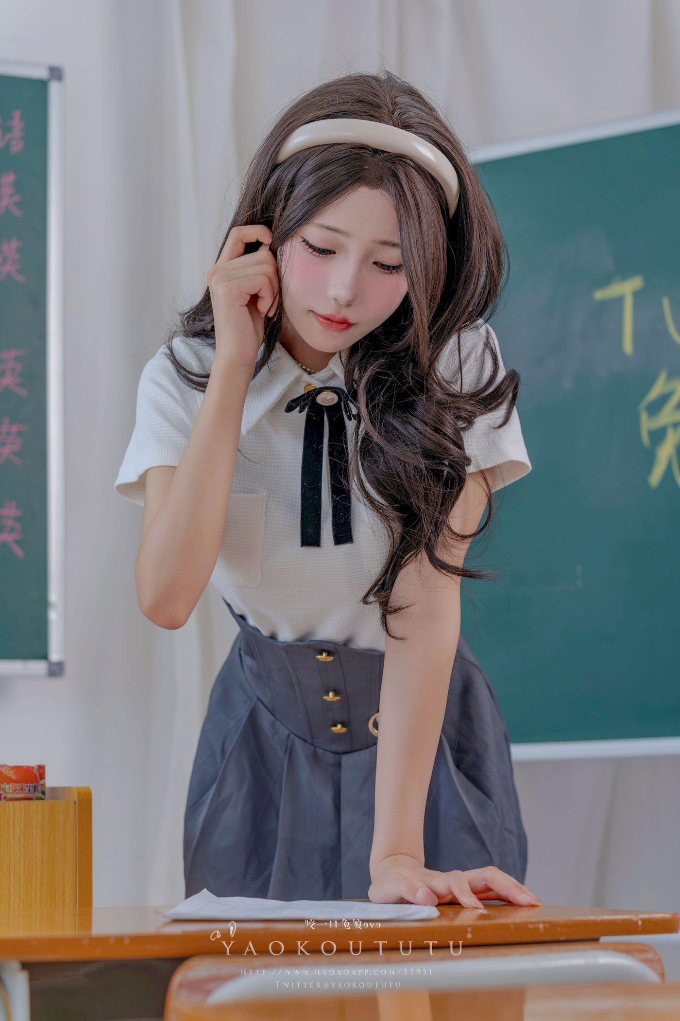 咬一口兔娘实习老师的欢迎仪式主题写真