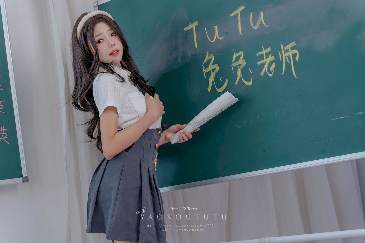 咬一口兔娘实习老师的欢迎仪式主题写真