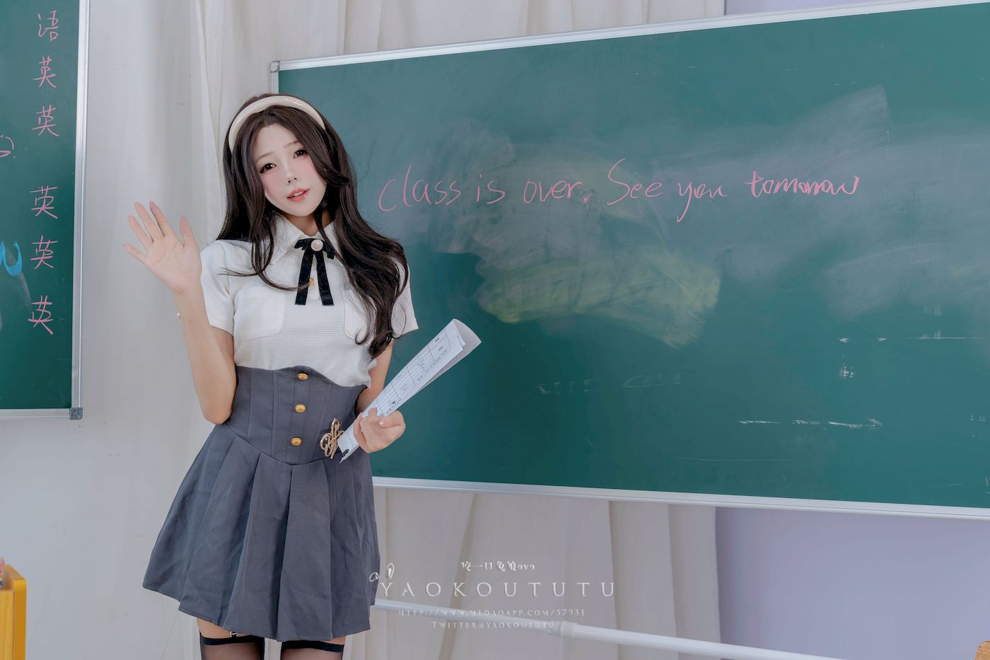 咬一口兔娘实习老师的欢迎仪式主题写真