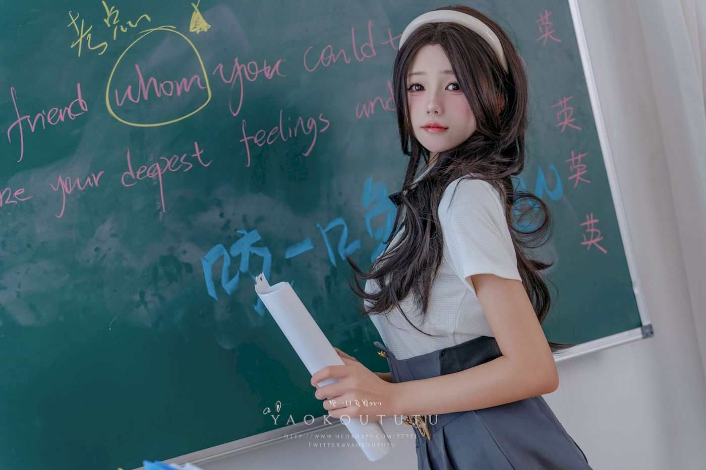 咬一口兔娘实习老师的欢迎仪式主题写真