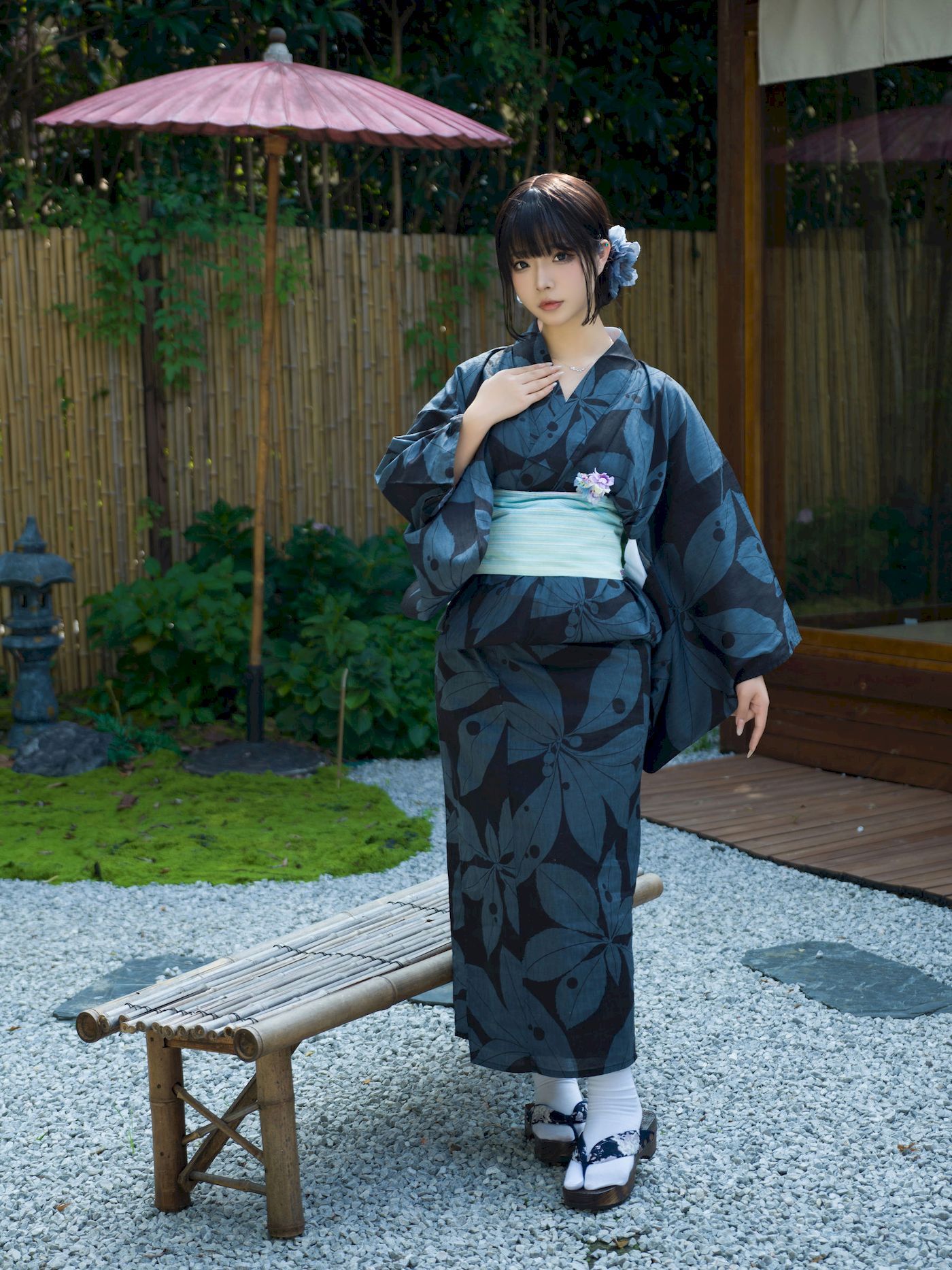 网络美女yuuhui玉汇深色和服庭院里的宠儿写真-御萝部落
