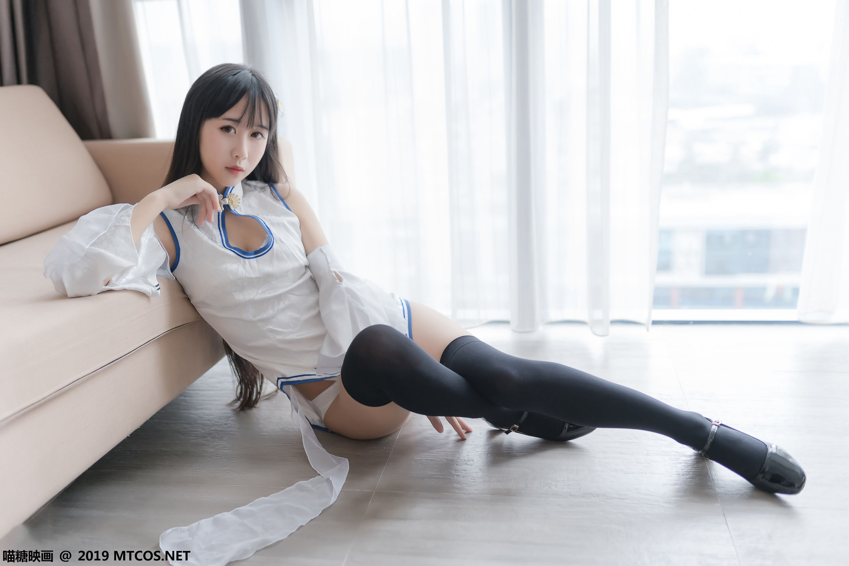 不呆猫青花瓷旗袍搭配黑色半截袜写真