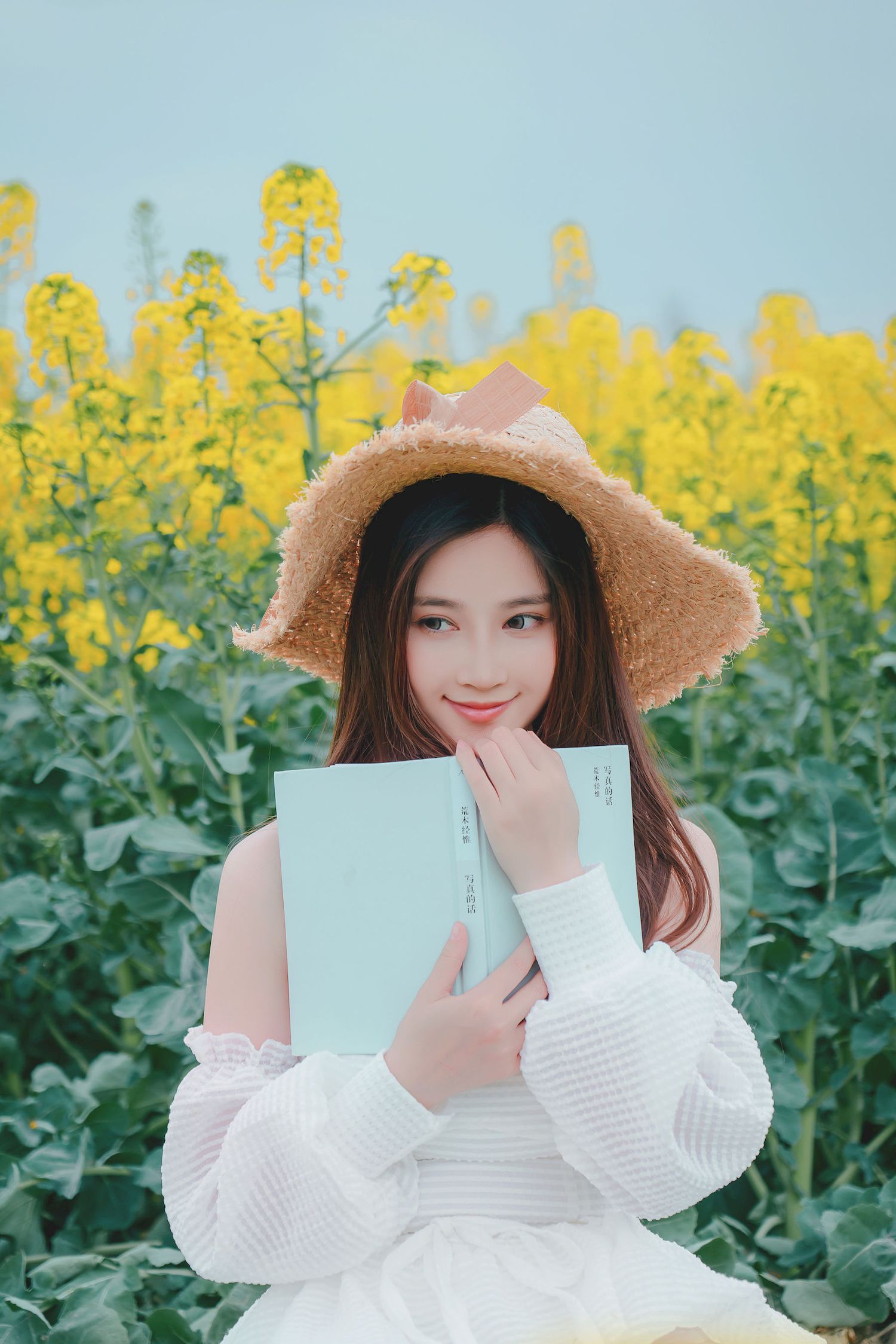 Nnian露肩白裙+戴着草帽户外写真