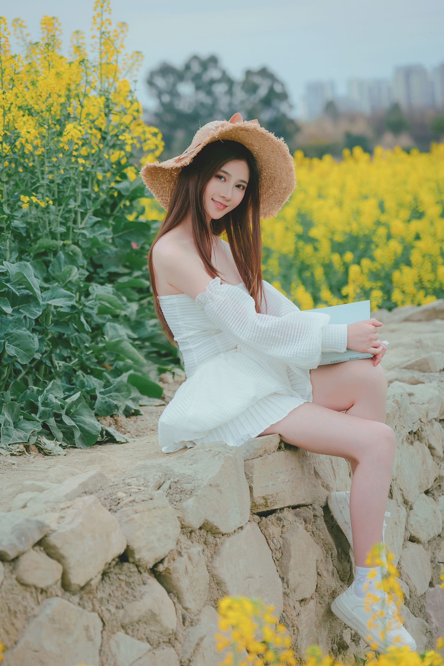 Nnian露肩白裙+戴着草帽户外写真