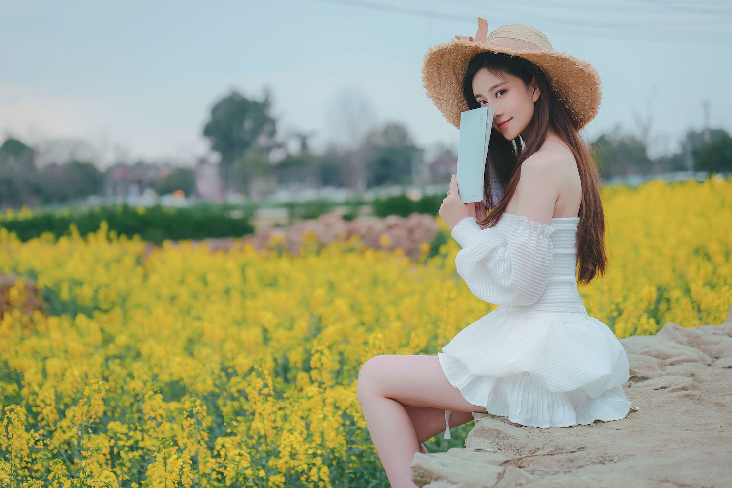 Nnian露肩白裙+戴着草帽户外写真