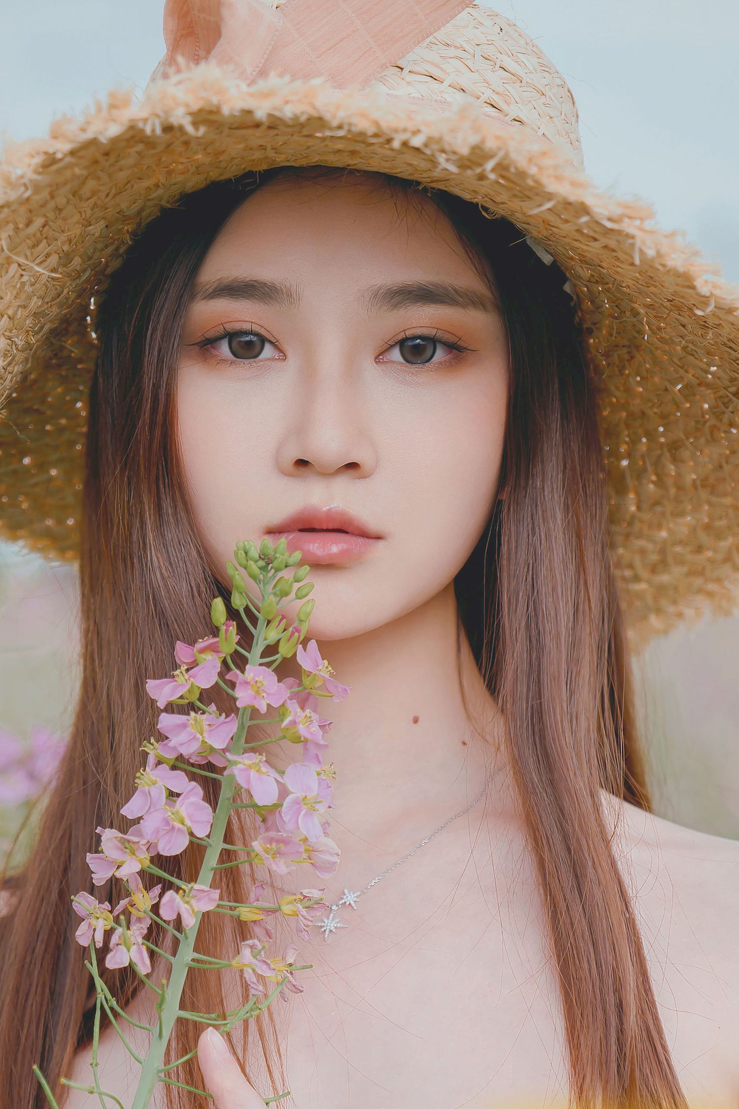 Nnian露肩白裙+戴着草帽户外写真