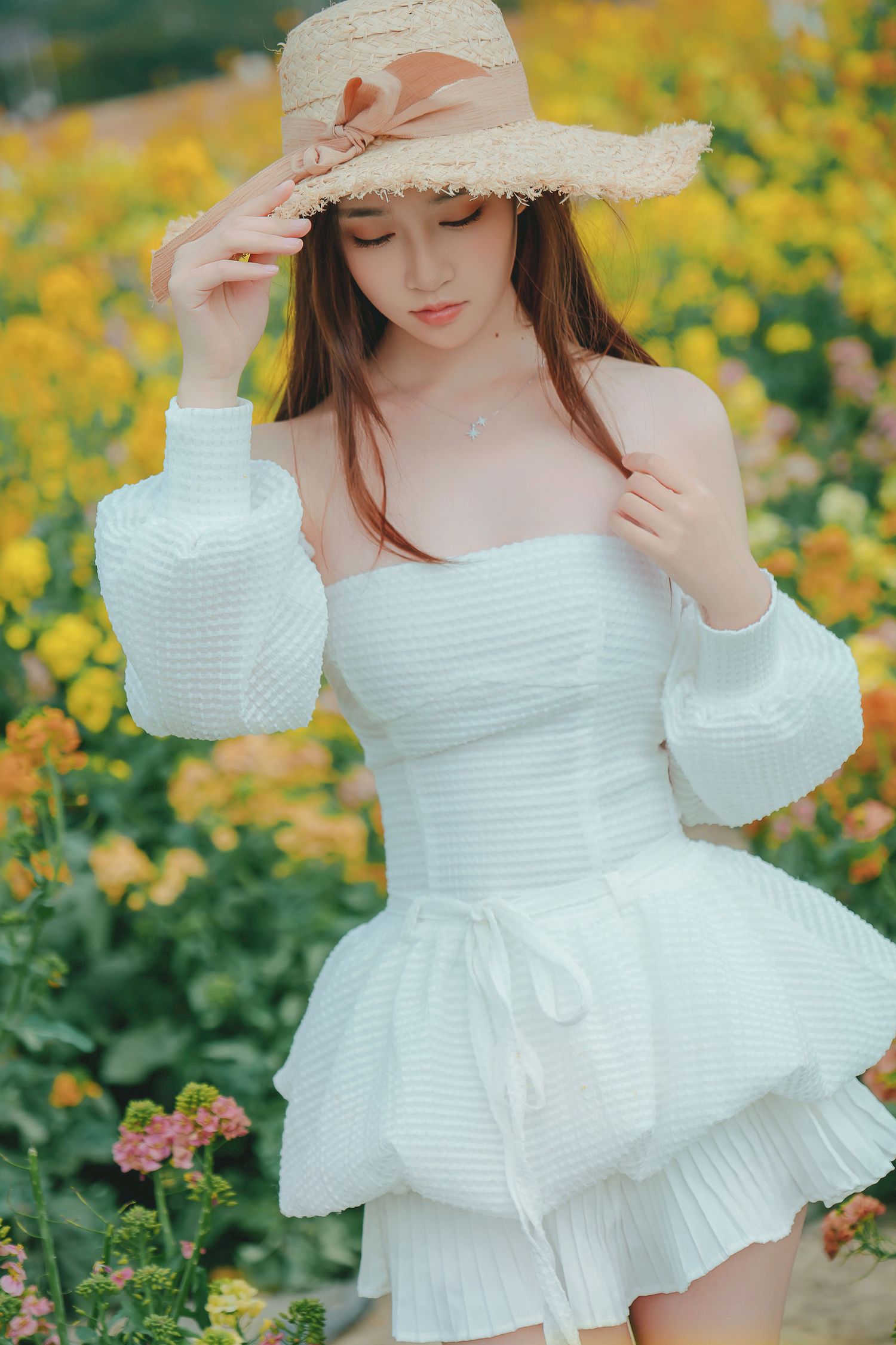 Nnian露肩白裙+戴着草帽户外写真