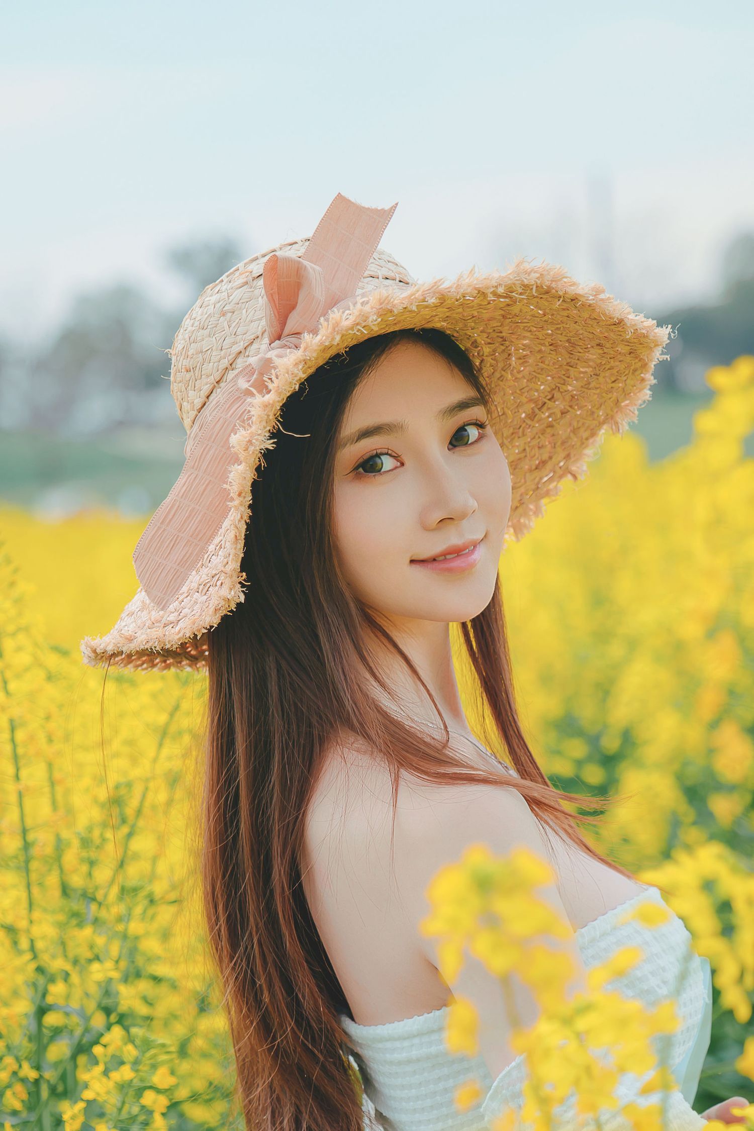 Nnian露肩白裙+戴着草帽户外写真