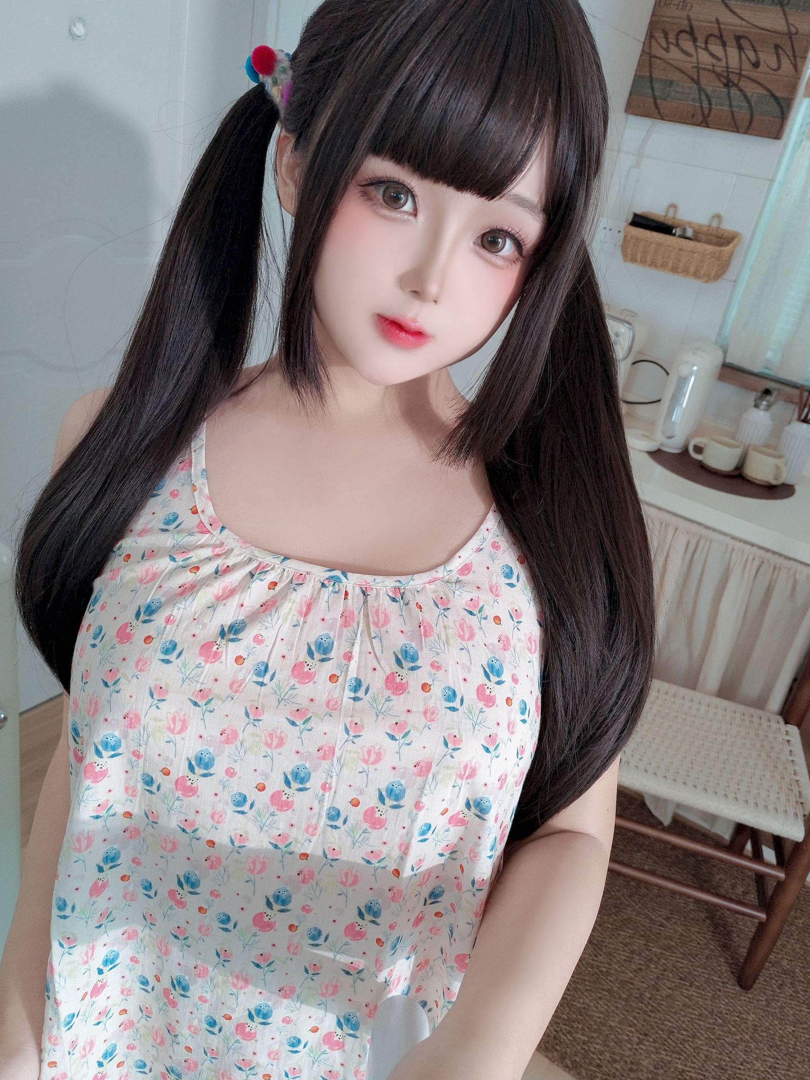 日奈娇双马尾碎花吊裙青春甜美裙装美图