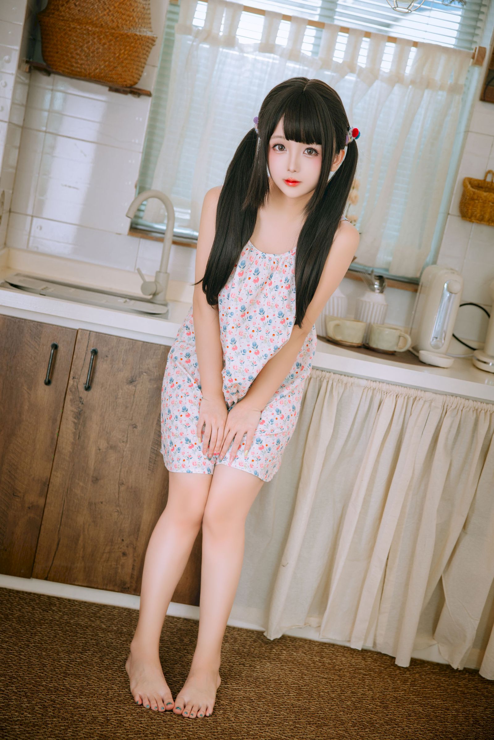 日奈娇双马尾碎花吊裙青春甜美裙装美图